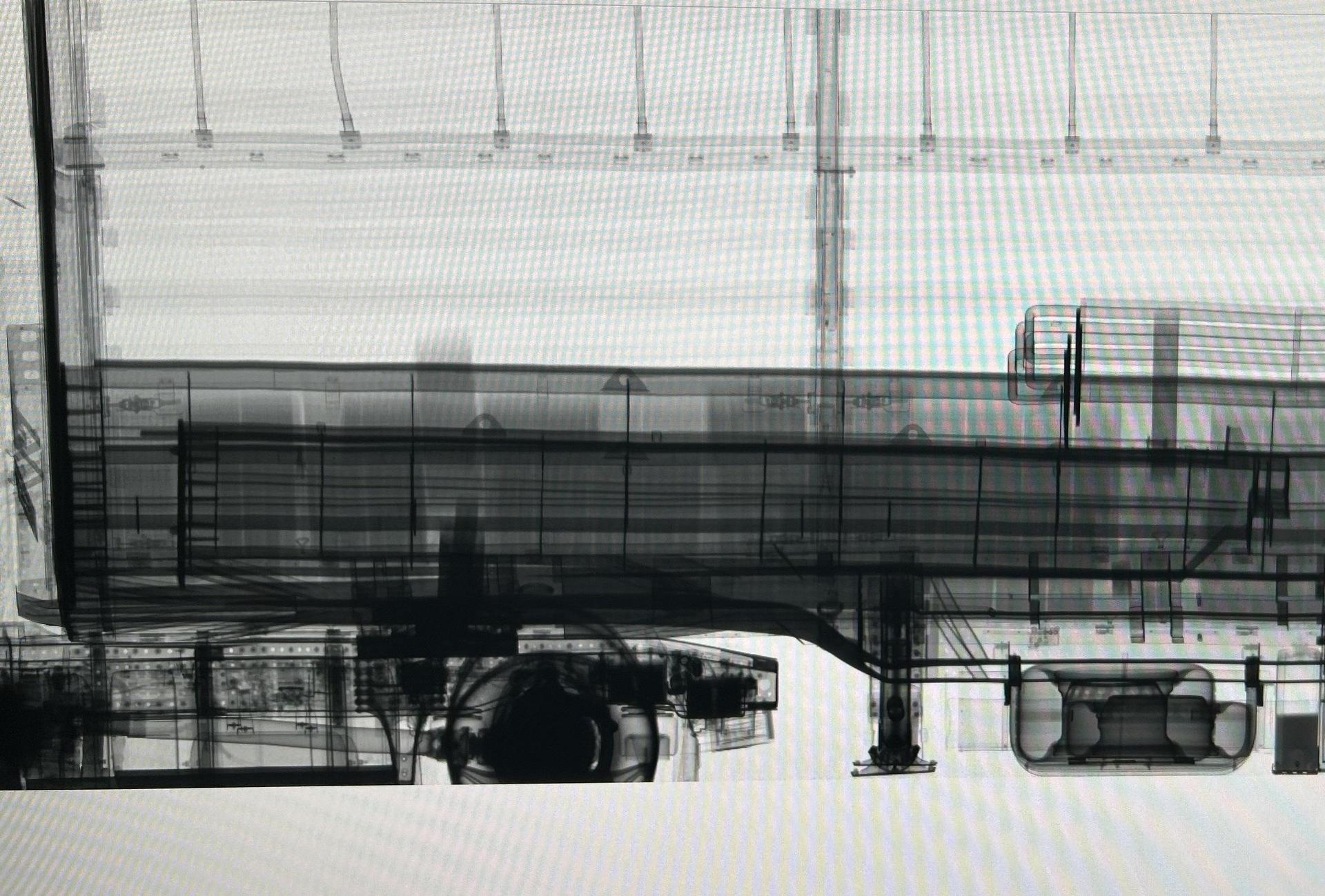 Als sie den Lkw in einer Großröntgenanlage untersuchten, bemerkten die Beamten Auffälligkeiten.  (Bild: Hauptzollamt Regensburg)