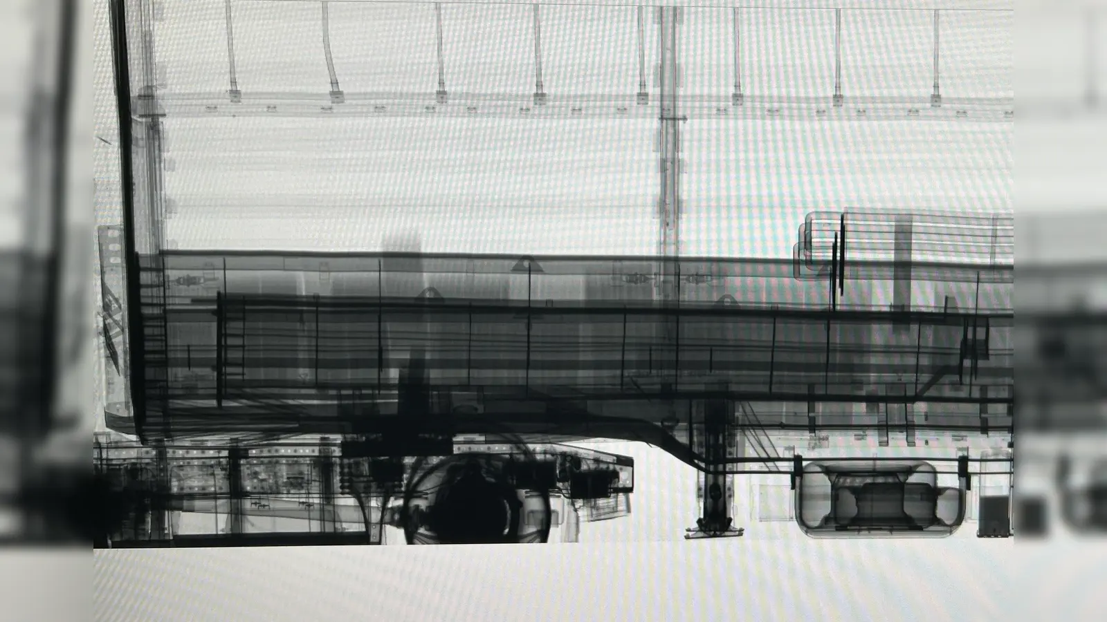 Als sie den Lkw in einer Großröntgenanlage untersuchten, bemerkten die Beamten Auffälligkeiten.  (Bild: Hauptzollamt Regensburg)