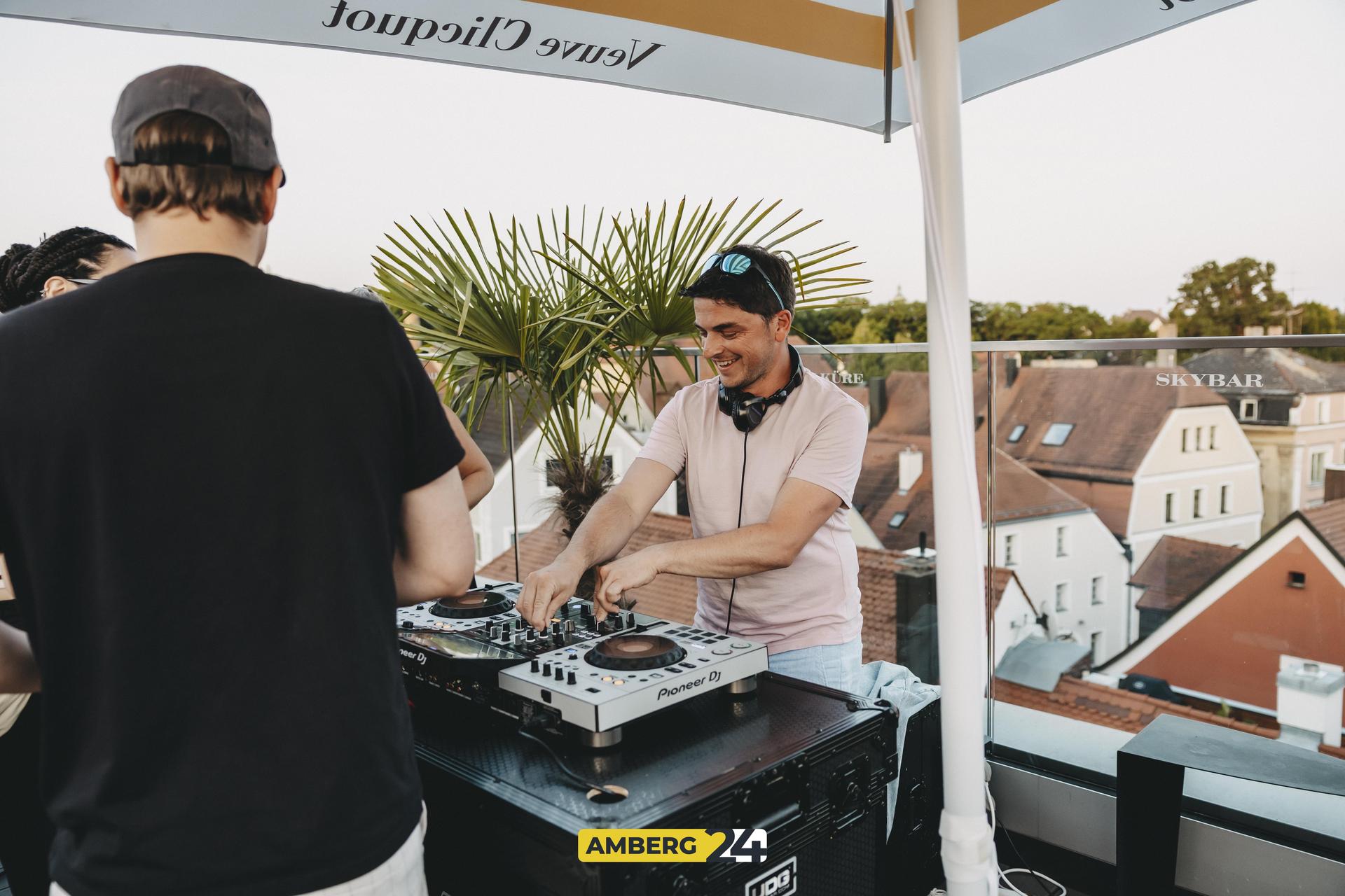 Ein Drink in der Hand, die Sonnenbrille auf der Nase und hinter der Stadt geht die Sonne unter – das ist der Vibe vom Sundowner in der Walküre Skybar. Das sind die besten Fotos vom Abend. (Bild: Lolografie)