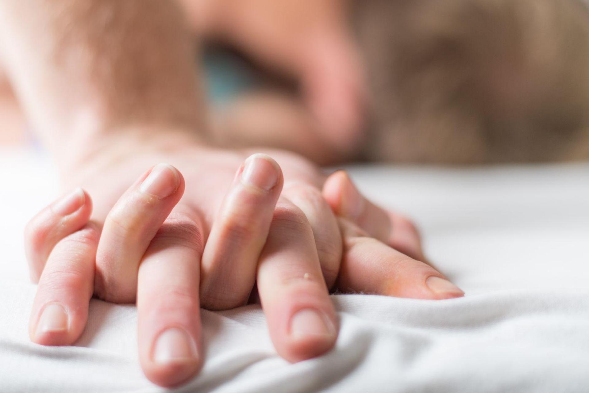 Mit dem „ersten Mal“ lassen Jugendliche sich laut einer Umfrage heute mehr Zeit als noch vor sechs Jahren.  (Bild: Christophe Gateau/dpa)