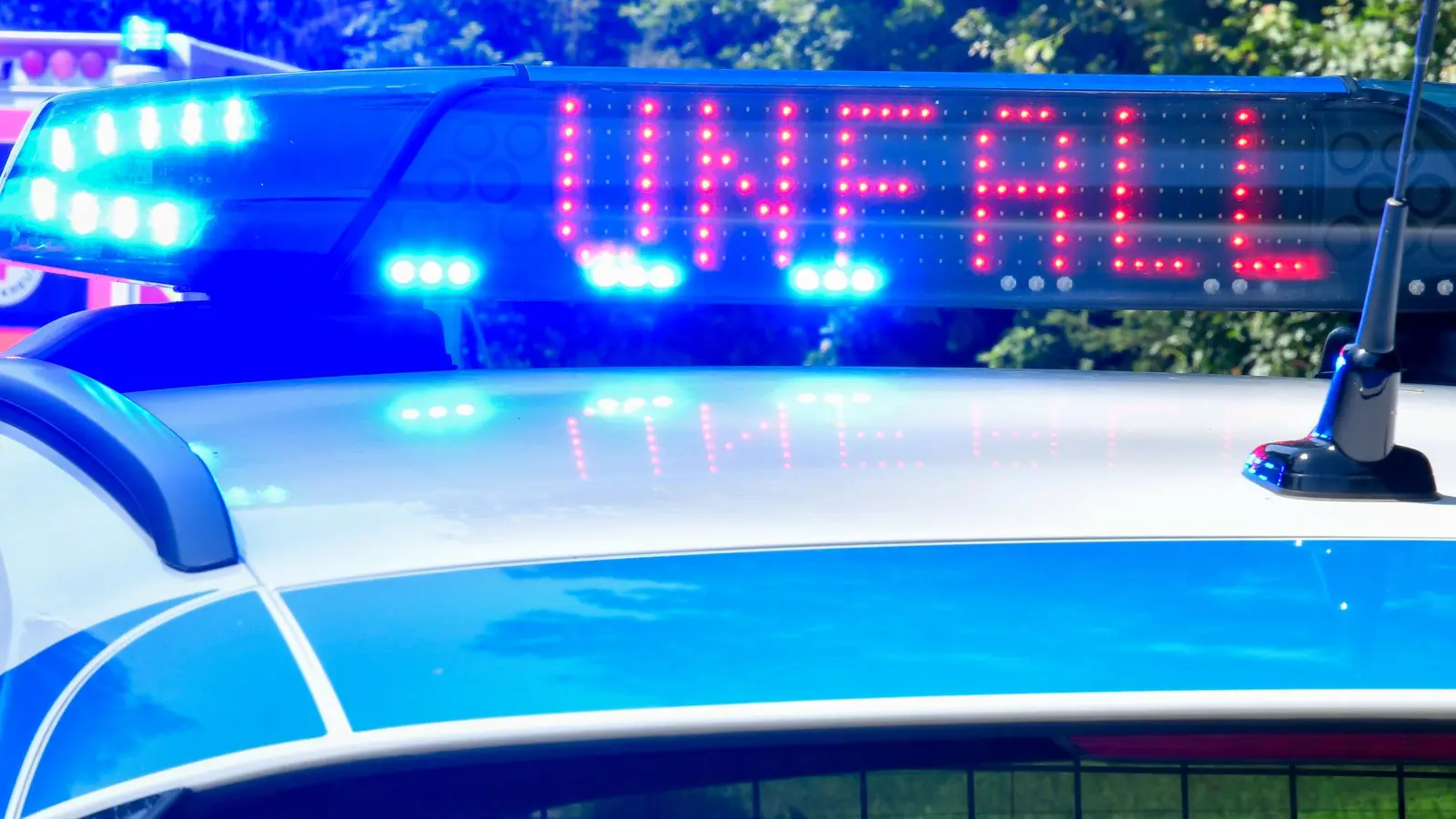 Ein alkoholisierter Fahrer verursacht in Amberg einen Unfall auf einem Supermarktparkplatz. Der Schaden ist erheblich. (Symbolbild: Petra Hartl)