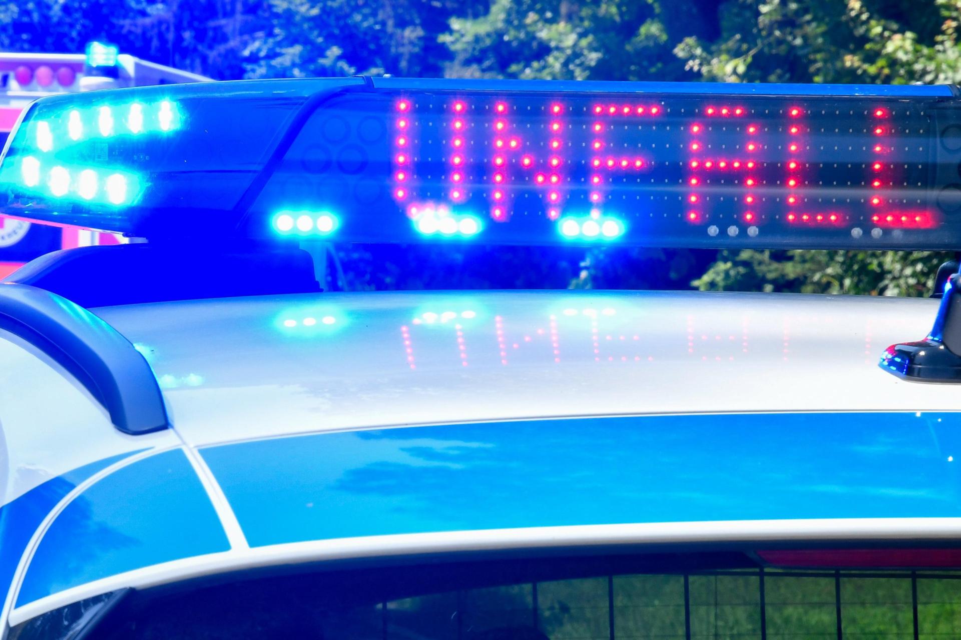 Ein Rollerfahrer wurde bei Hahnbach von einem BMW touchiert und verletzt. (Symbolbild: Petra Hartl)