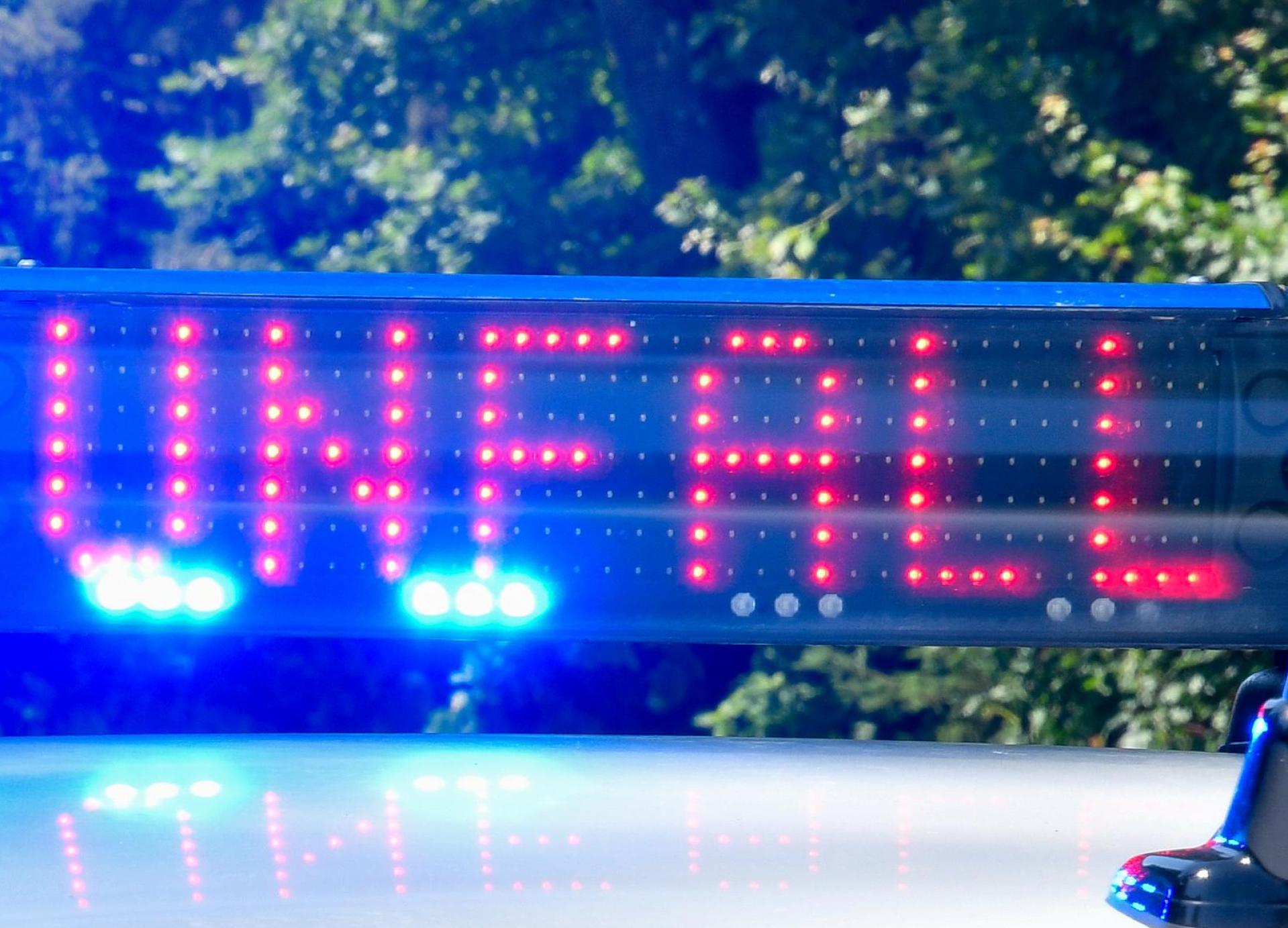 Ein Rollerfahrer wurde bei Hahnbach von einem BMW touchiert und verletzt. (Symbolbild: Petra Hartl)