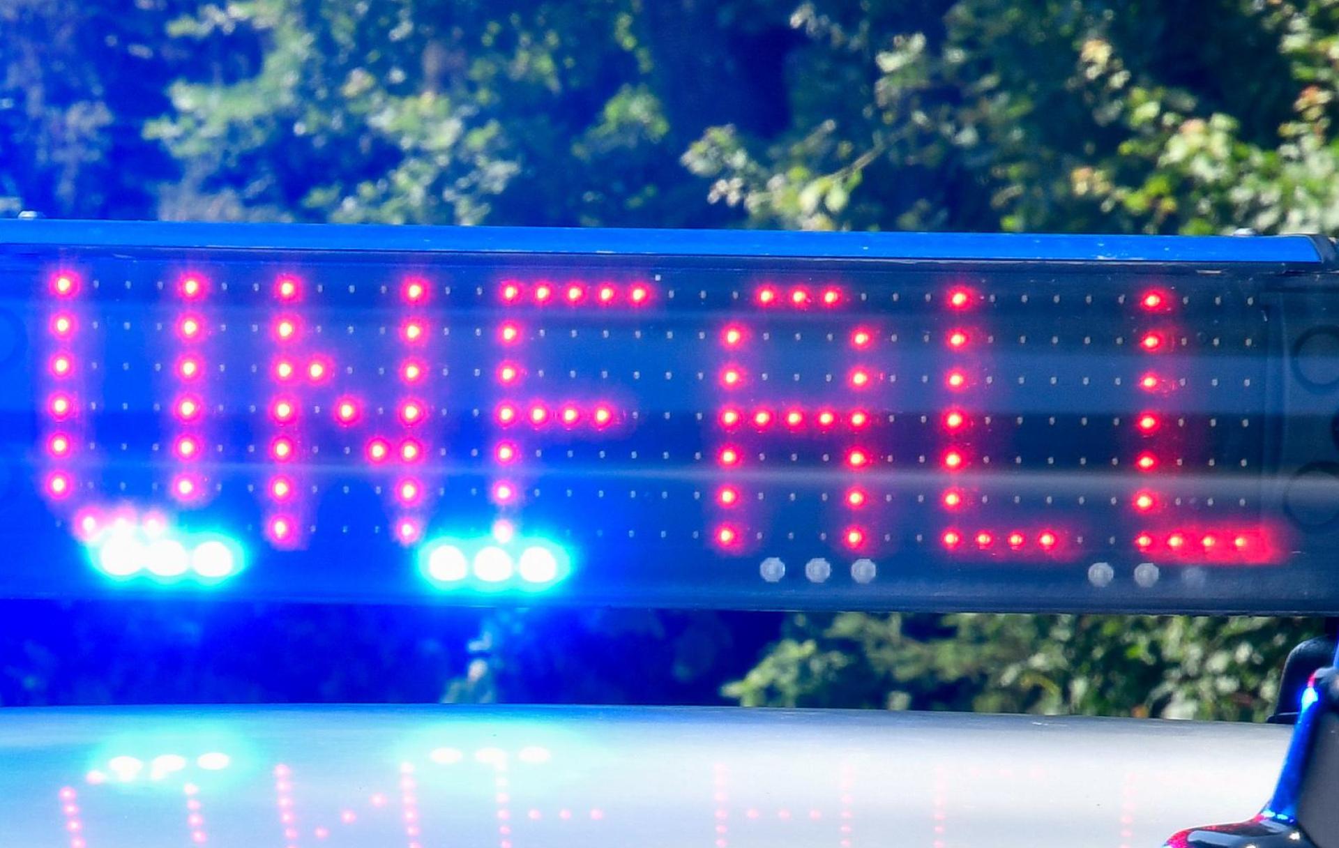 Polizeiinspektion Amberg: Ein 21-Jähriger ist bei Hirschau mit seinem Auto im Graben gelandet, verletzt wurde niemand. (Symbolbild: Petra Hartl)