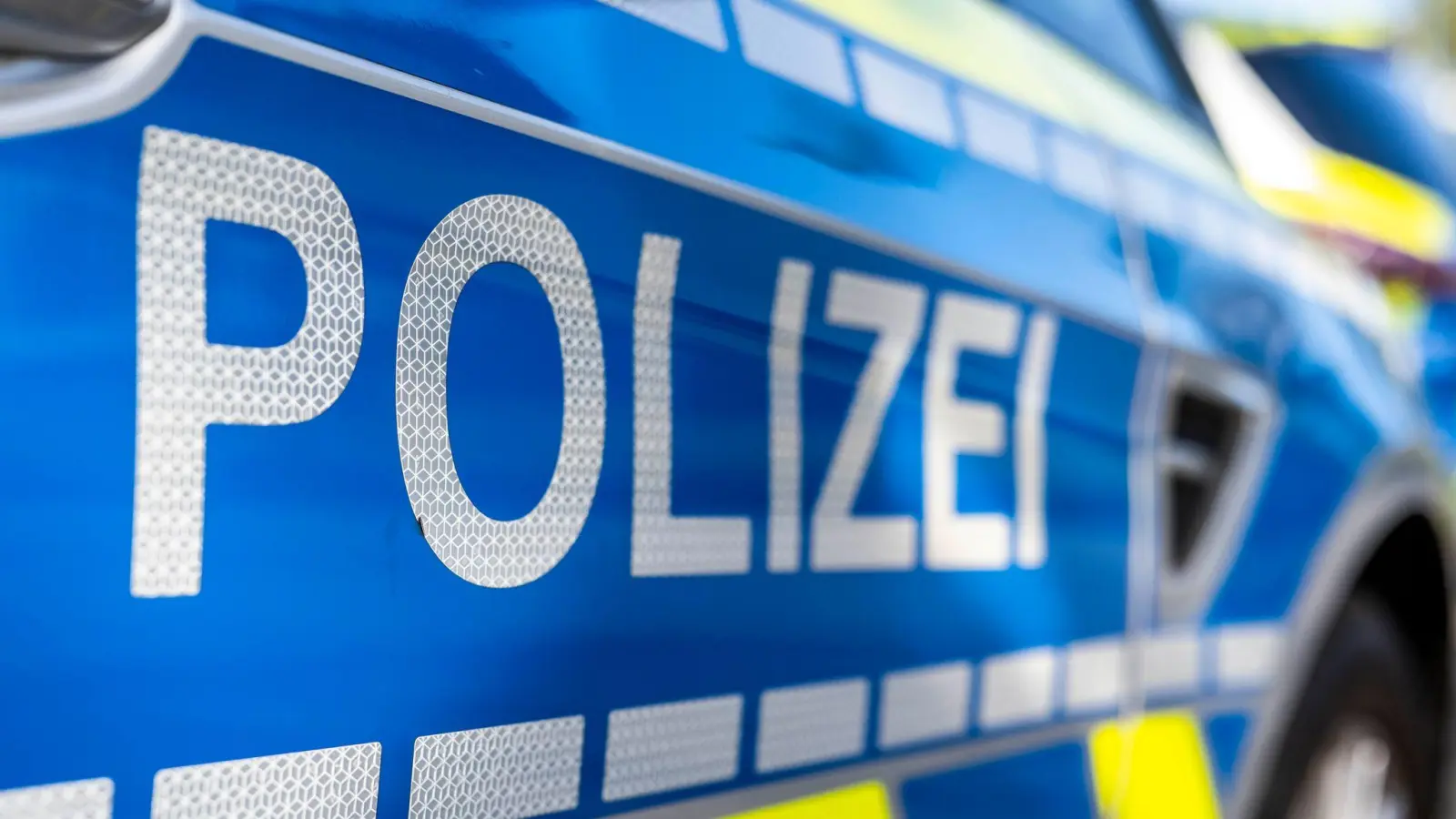 Nach der Meldung eines Vorfalls mit einem Exhibitionisten in Sulzbach-Rosenberg ermittelt die Kriminalpolizei Amberg. Sie bittet um Hinweise auf den Unbekannten. (Symbolbild: David Inderlied/dpa)