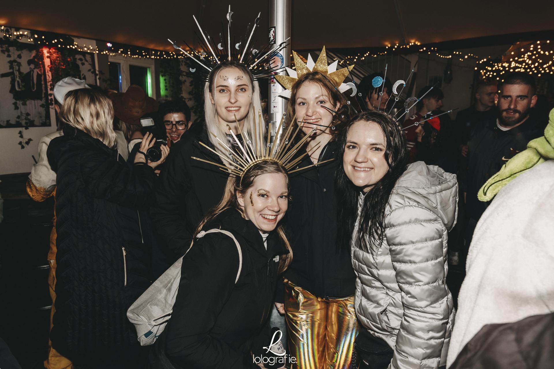 Weiberfasching im UNS, die Fotos.  (Bild: Lolografie)