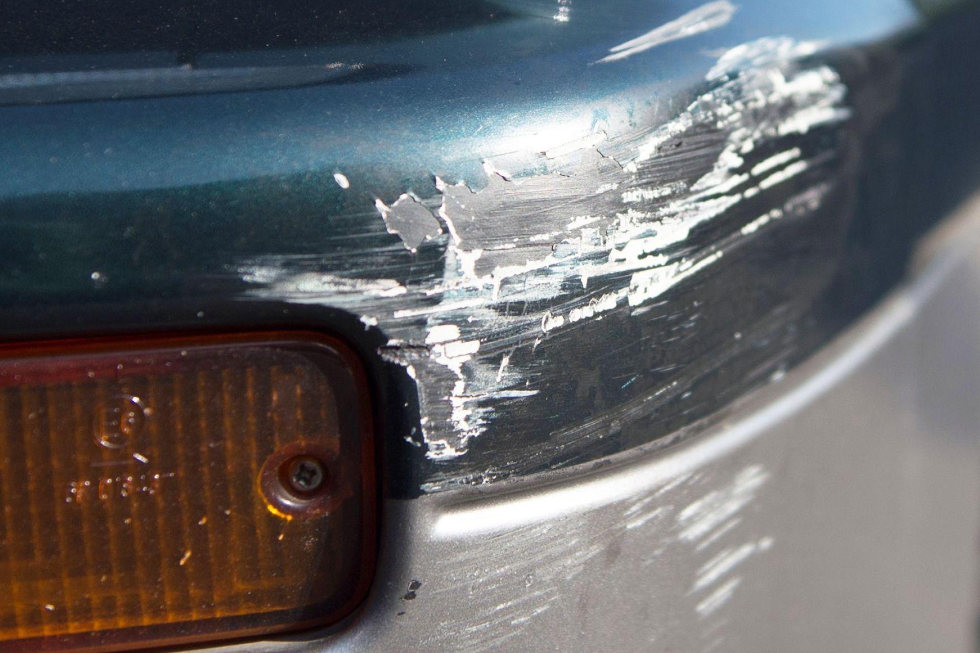 Am Schießstätteweg in Amberg wurde ein geparktes Auto angefahren, der Verursacher fuhr davon. (Symbolbild: Arno Burgi/dpa)