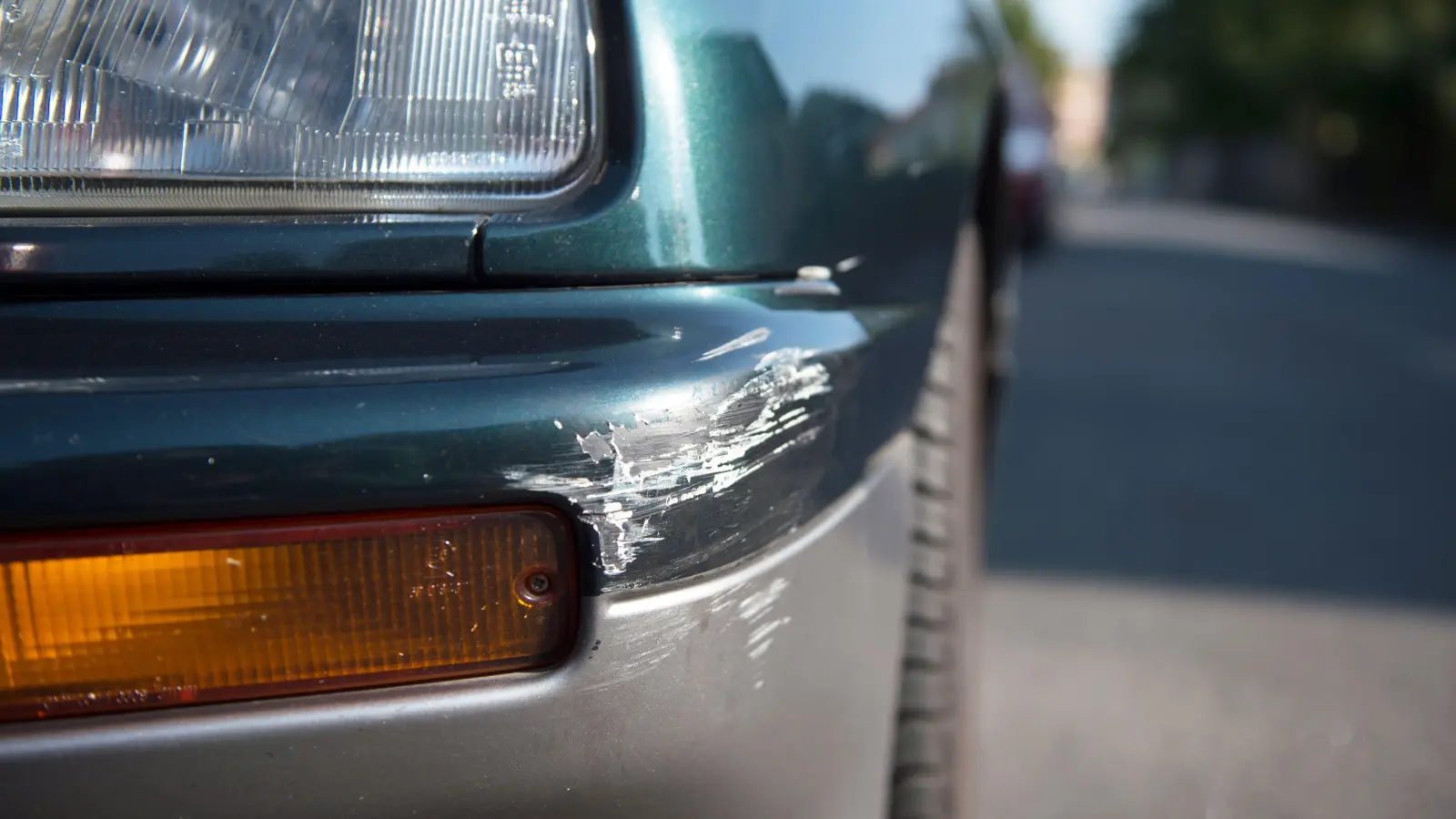 An einem Auto in Vilseck entstand am Wochenende ein hoher Schaden. Vom Verursacher fehlt jede Spur.  (Symbolbild: Arno Burgi/dpa)