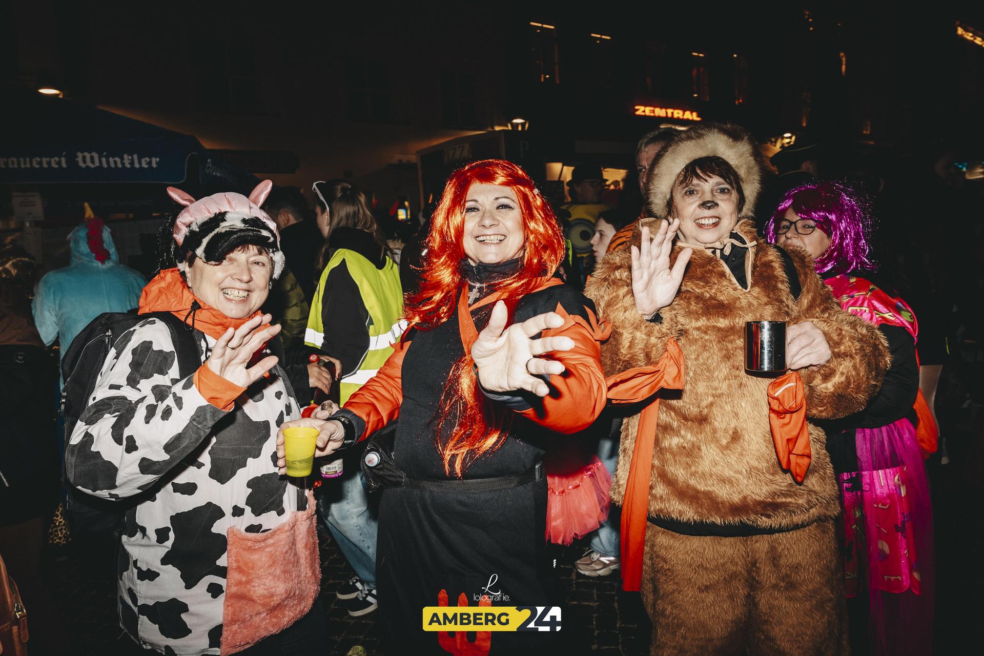 Amberger Hexennacht: Das war 2025 am Marktplatz los. Wir wünschen euch viel Spaß mit den Fotos.  (Bild: Leonie Hartung)