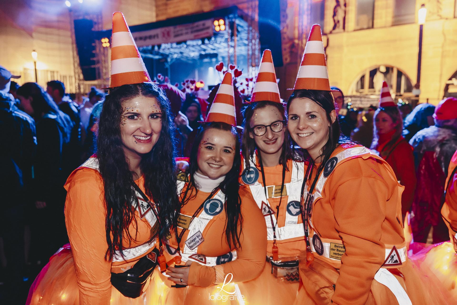 Hexennacht in Amberg. Die Fotos vom Weiberfasching am Marktplatz, exklusiv auf Amberg24.de (Bild: Lolografie)