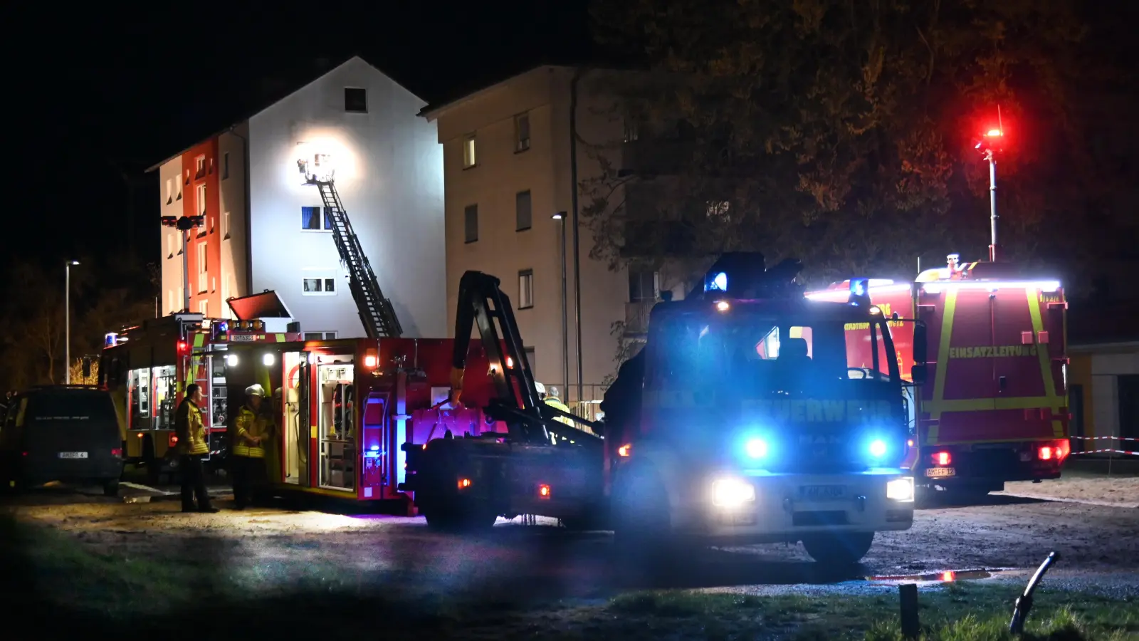 Die Feuerwehr Amberg löschte am Sonntagabend einen Brand in einem Mehrfamilienhaus in der Rosenthalstraße am Bergsteig. (Bild: gf)