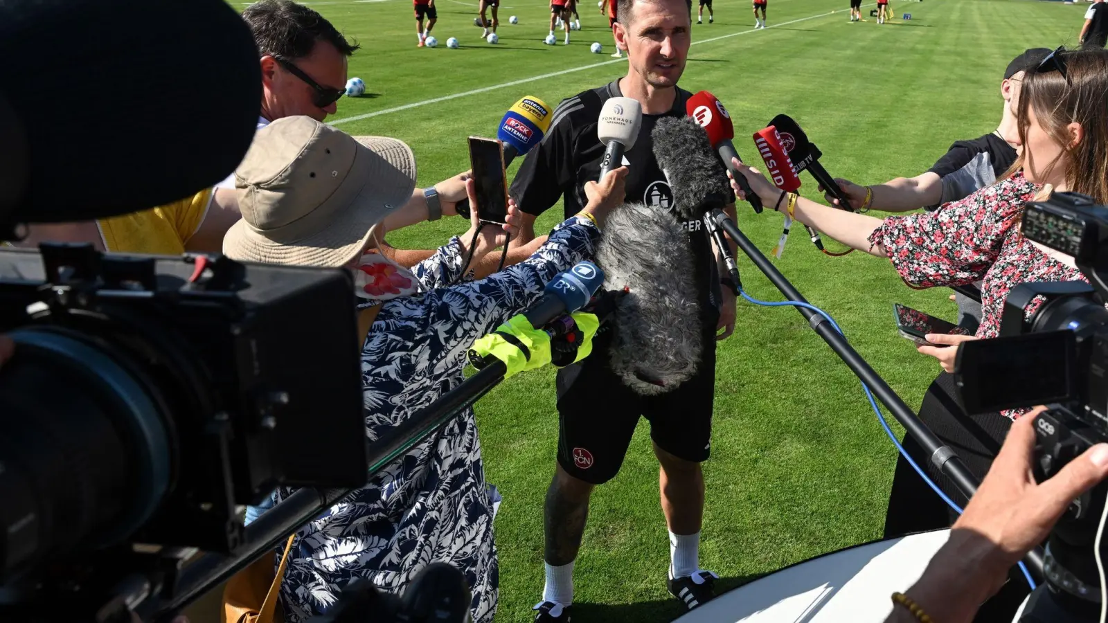 Der neue Trainer Miroslav Klose spricht nach dem Training mit den zahlreichen Reportern am Rande des Platzes. (Bild: Federico Gambarini/dpa)