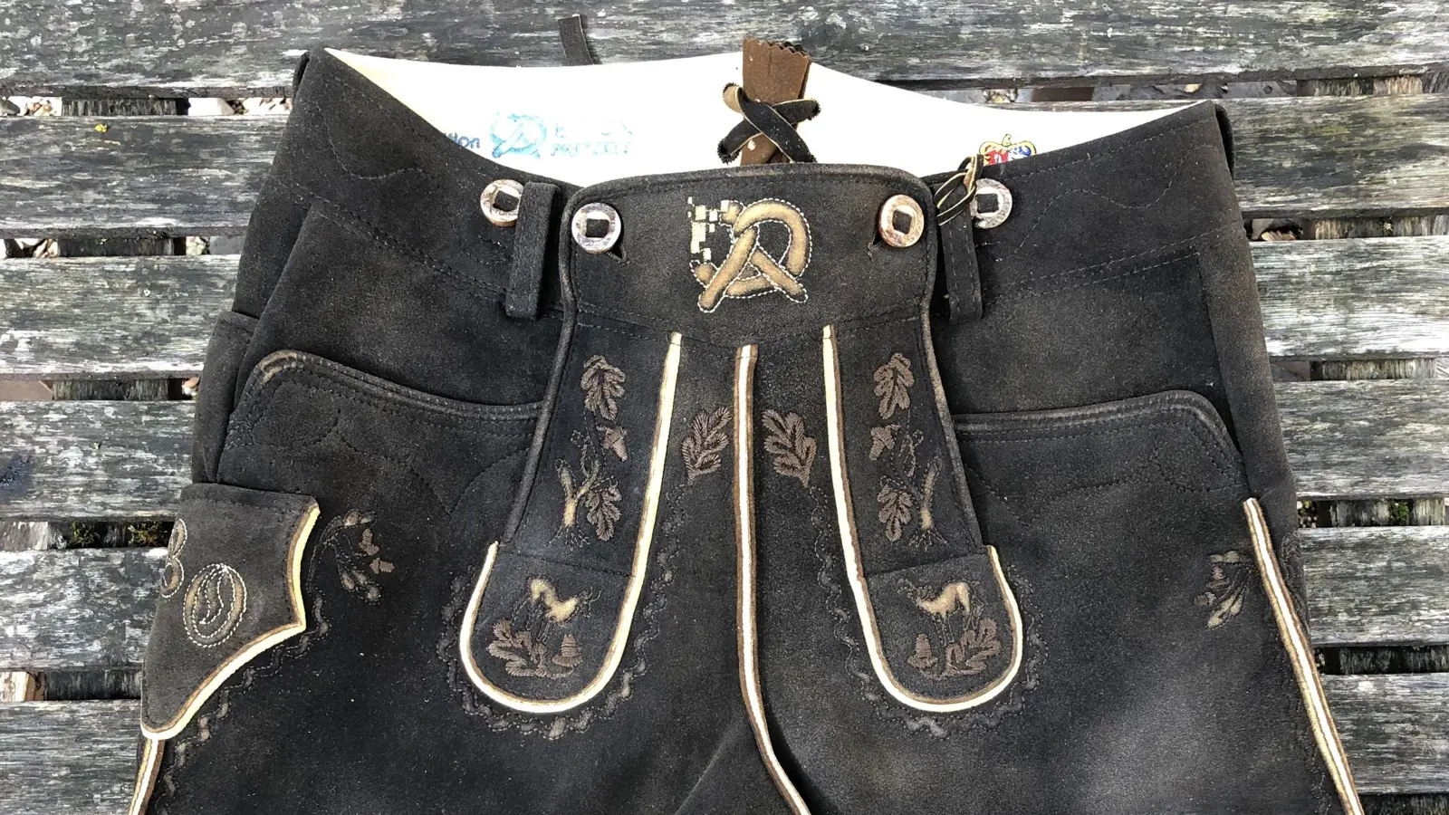 Als die Polizei ankommt, ist der Mann in Lederhose schon weg. (Symbolbild: Irina Hey/Bits&Pretzels/dpa/Archivbild)
