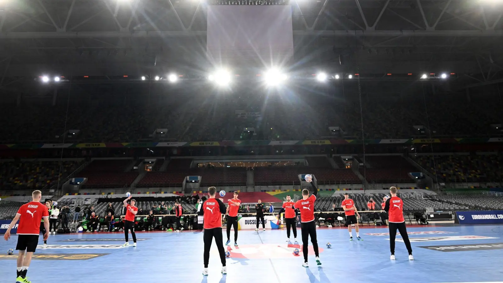 Die Spieler der deutschen Handball-Nationalmannschaft trainieren in der Merkur-Spiel-Arena. (Bild: Federico Gambarini/dpa)