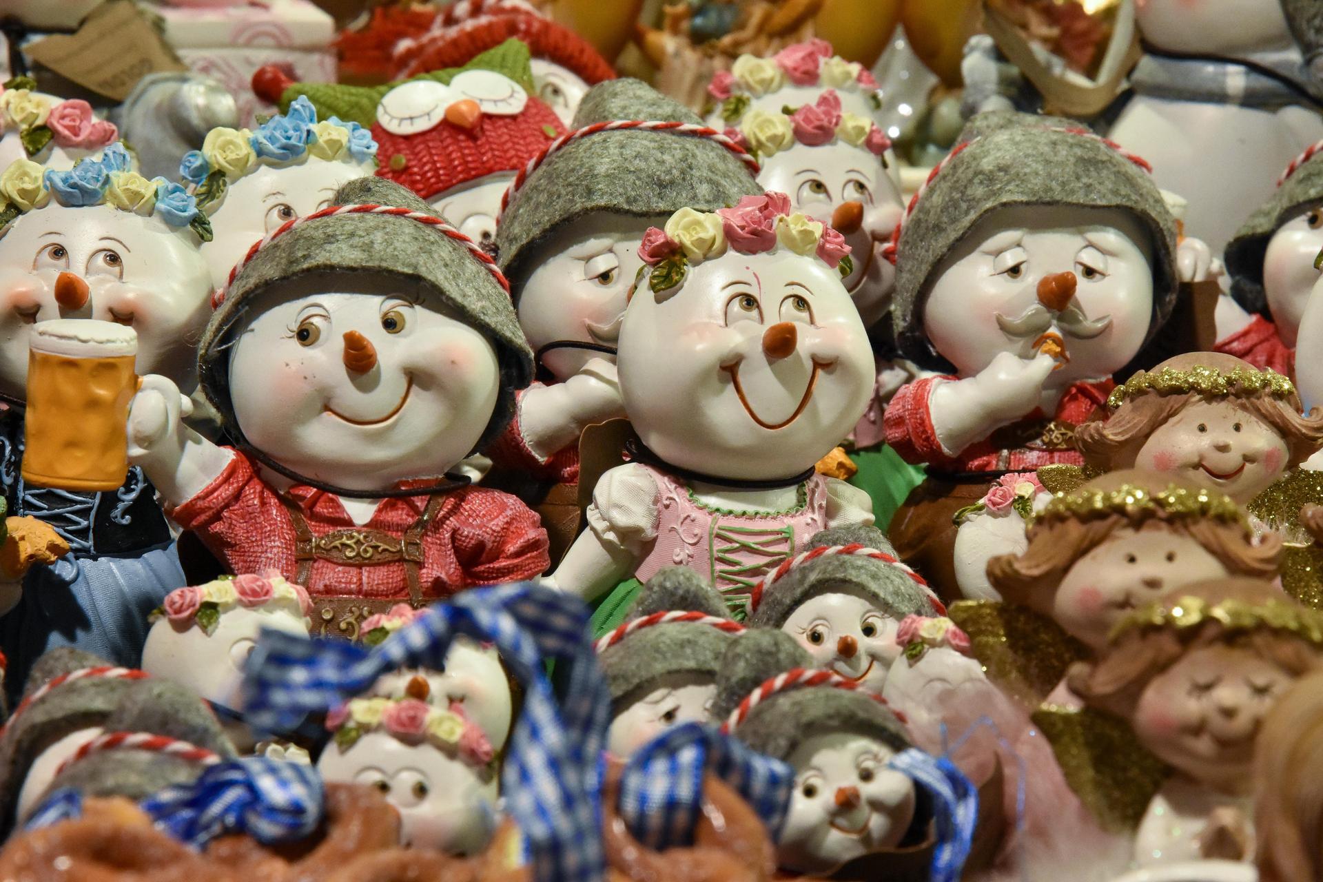 Wer noch nicht genügend Weihnachtsdeko hat, könnte derzeit am Amberger Marktplatz fündig werden. (Bild: Stephan Huber)
