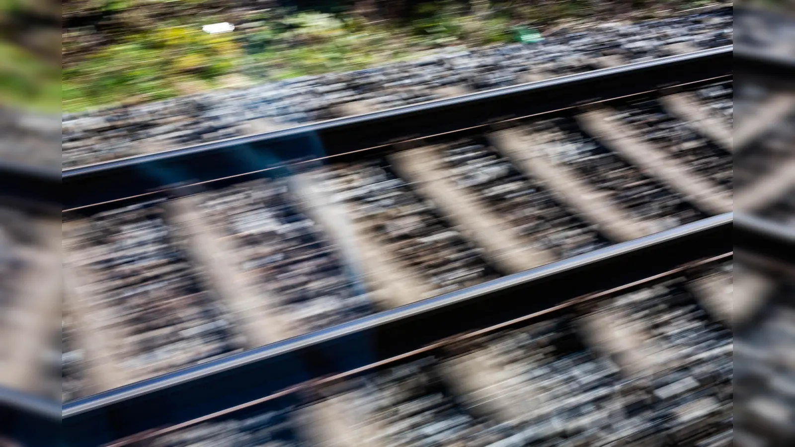 In Sulzbach-Rosenberg brachte sich ein 44-jähriger Mann am Mittwoch, 6. Dezember, in große Gefahr, als er sich beim Rosenberger Bahnhof im Gleisbereich aufhielt. (Symbolbild: Philipp von Ditfurth / dpa)