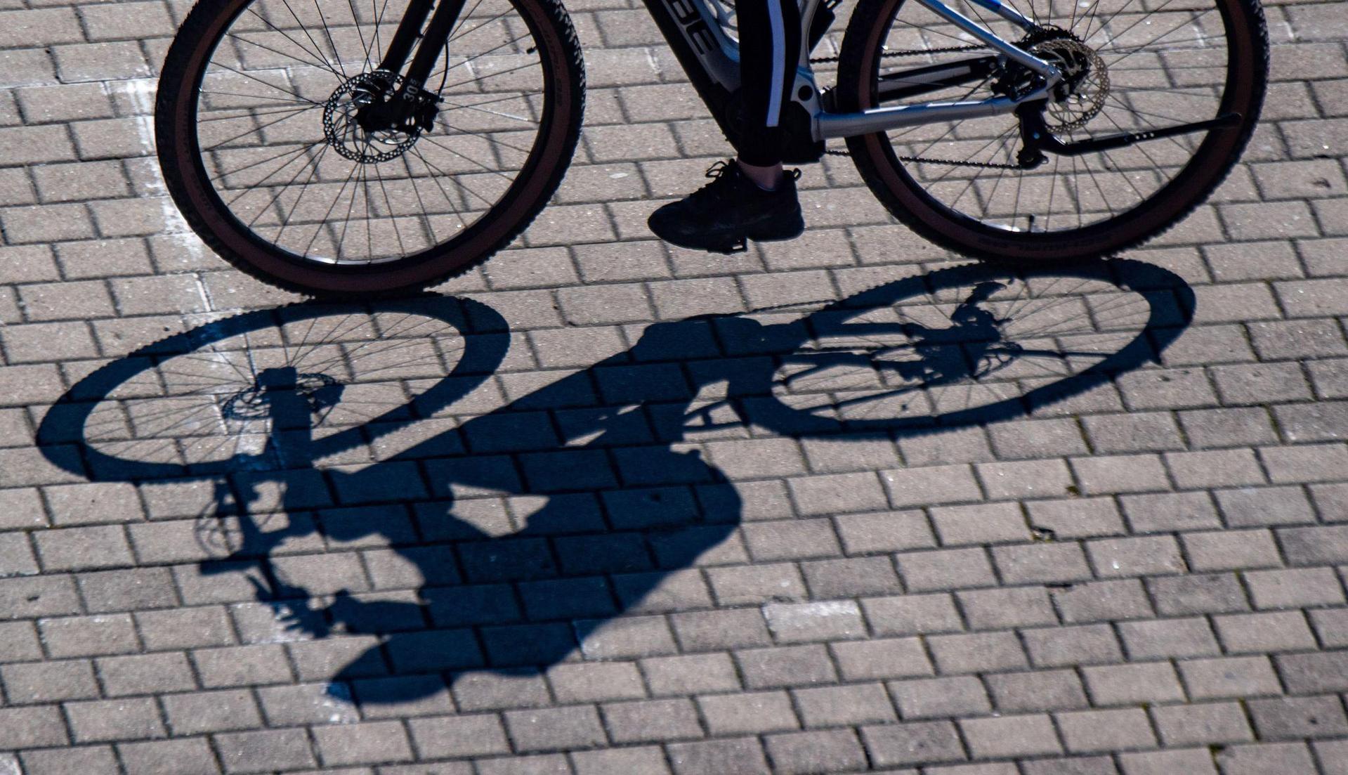 Ein fahrradfahrendes Kind ist in Amberg von einem Auto erfasst und leicht verletzt worden. (Symbolbild: Stefan Sauer/dpa)