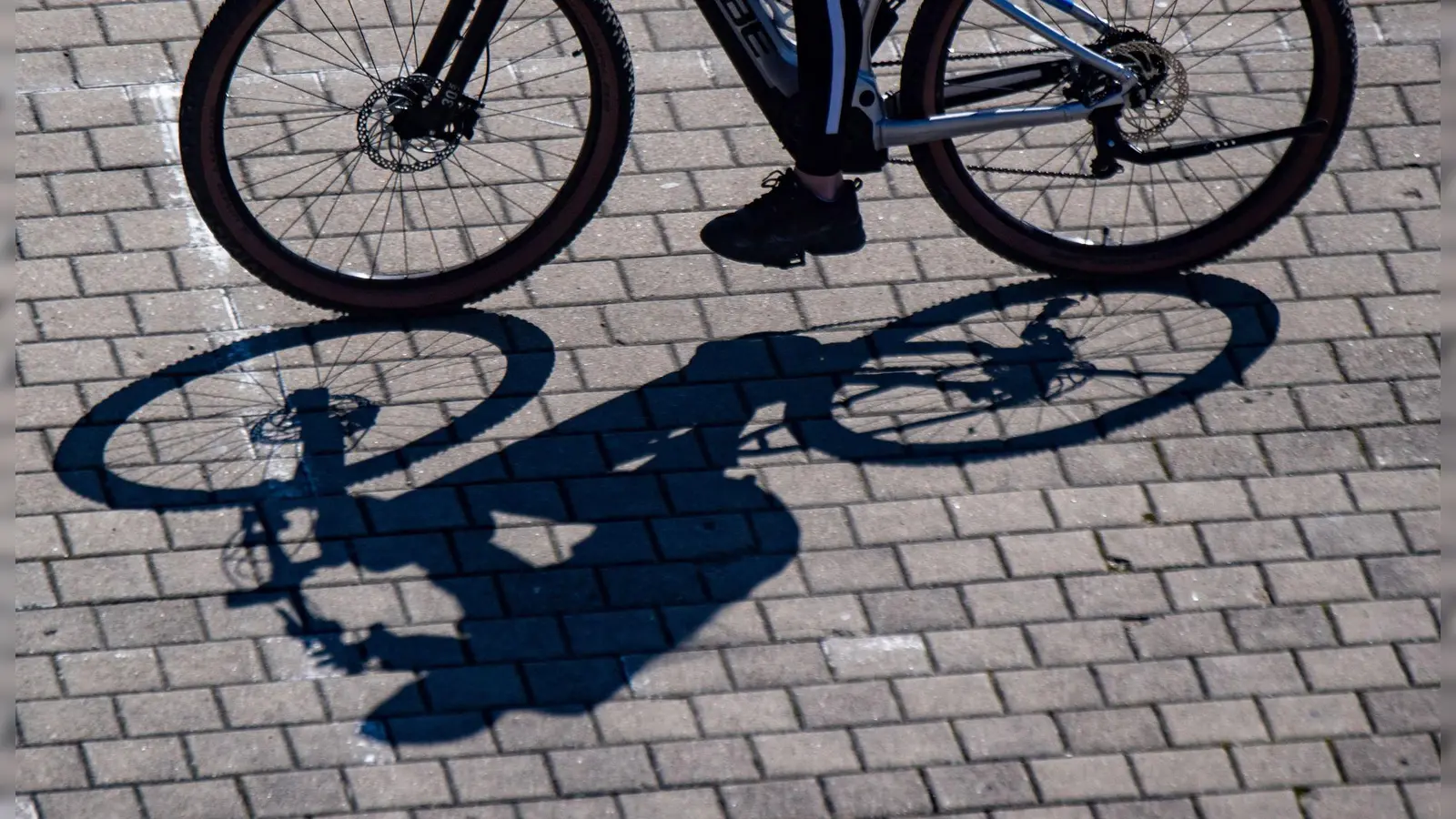 Ein fahrradfahrendes Kind ist in Amberg von einem Auto erfasst und leicht verletzt worden. (Symbolbild: Stefan Sauer/dpa)