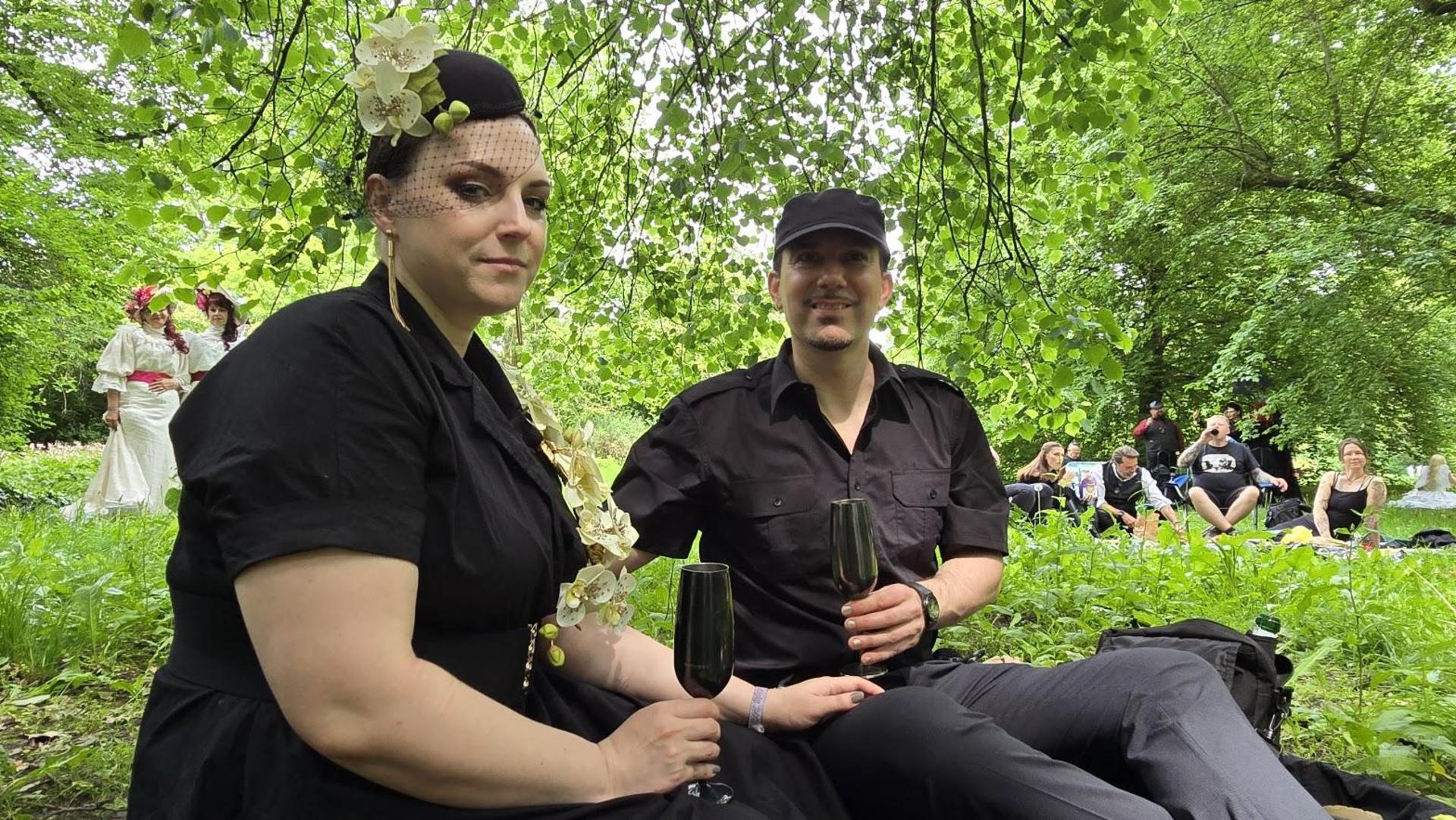 Das viktorianische Picknick beim Wave-Gotik-Treffen in Leipzig begeisterte die Besucher. (Bild: Richard Kirschner)