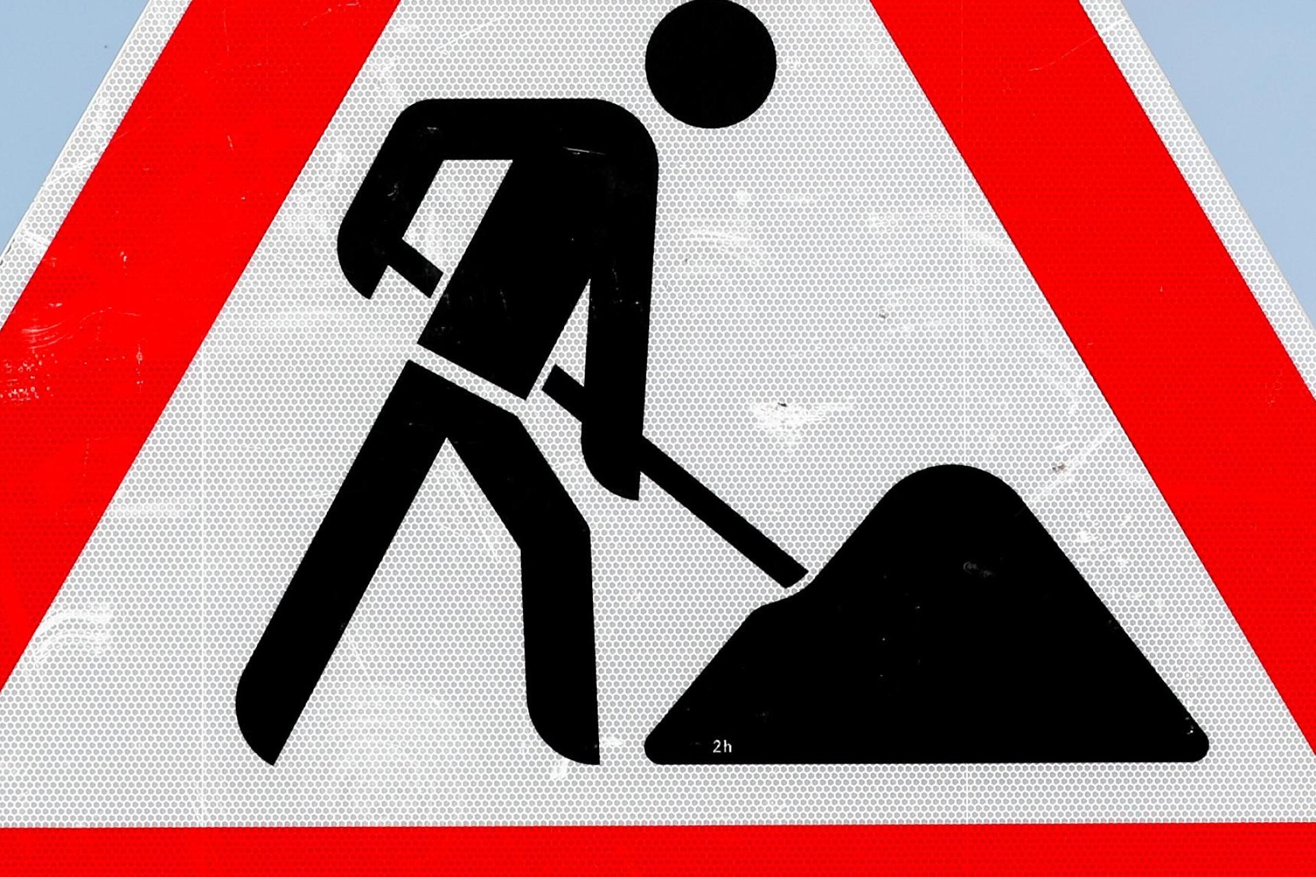 Bislang unbekannte Täter entfernten die Absperrungen einer Baustelle in Tanzfleck. Die Polizei warnt vor den Gefahren und sucht Zeugen.  (Symbolbild: Jan Woitas/dpa)