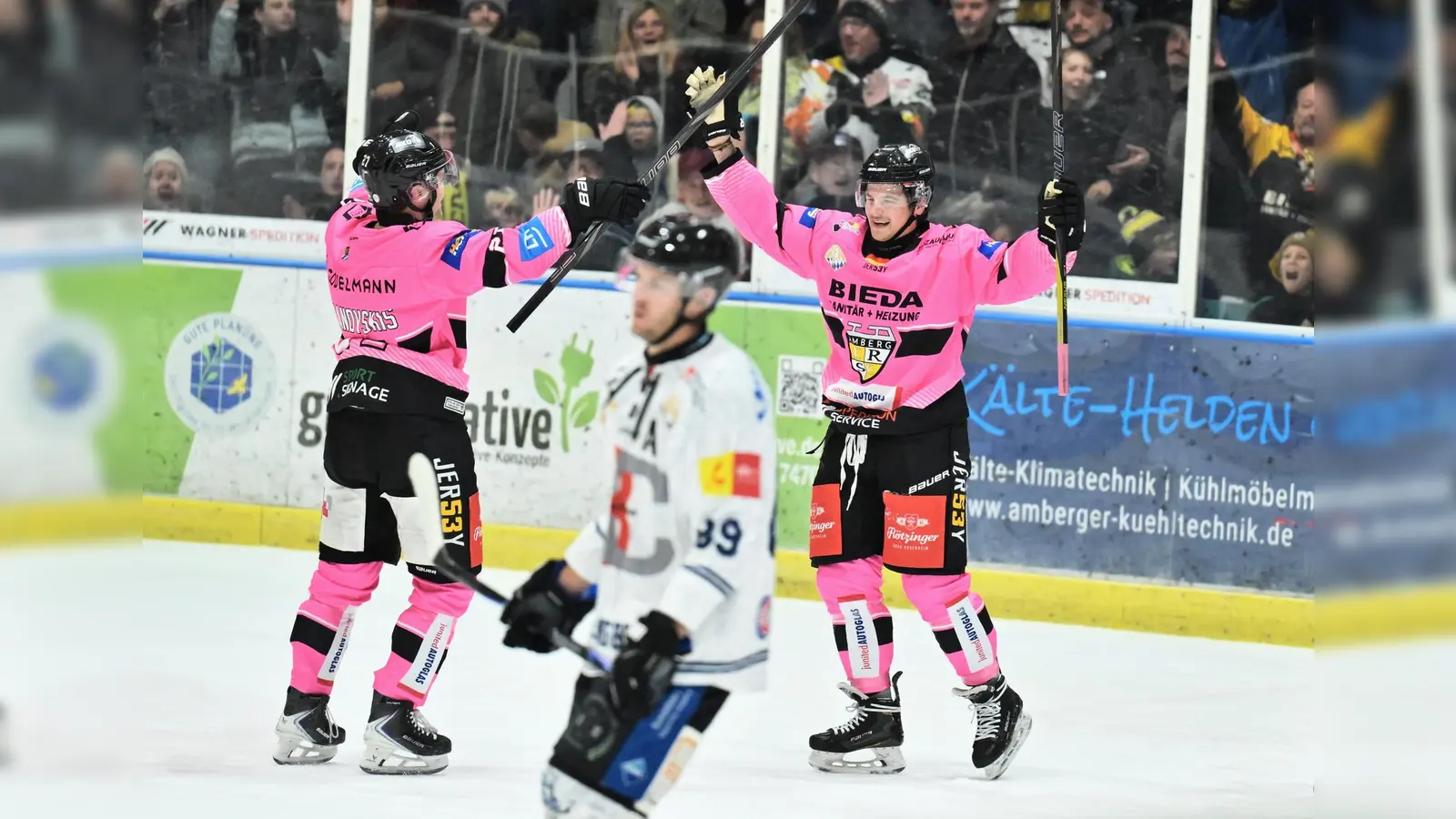 Roberts Baranovskis (links) vom ERSC Amberg jubelt mit Lukas Salinger (rechts). Auch am Wochenende möchte man bei den Wild Lions feiern.  (Bild: Hubert Ziegler)