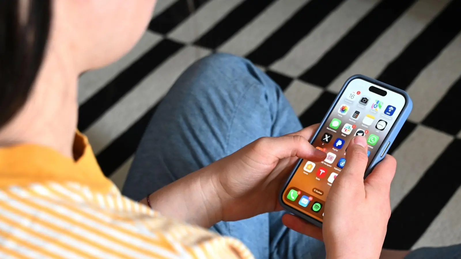Die Schülerinnen und Schüler sollten Regeln für den Klassenchat festlegen und Eltern ihre Kinder beim Umgang mit dem Smartphone begleiten, fordern Fachleute. (Archivbild) (Bild: Elisa Schu/dpa)