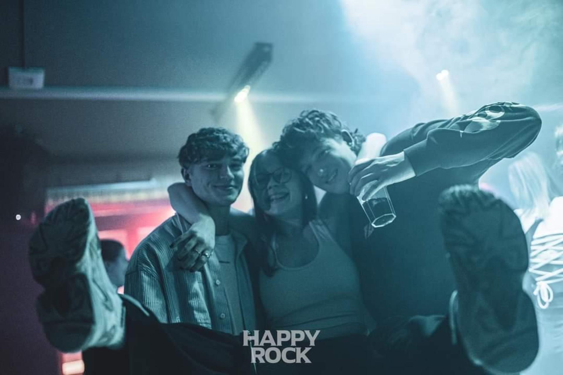 Kinkerlitzchen im Happy Rock. Feiern ab 16 bis die Wolken wieder lila sind dank Muttizettel! (Bild: Martin Sponsel)