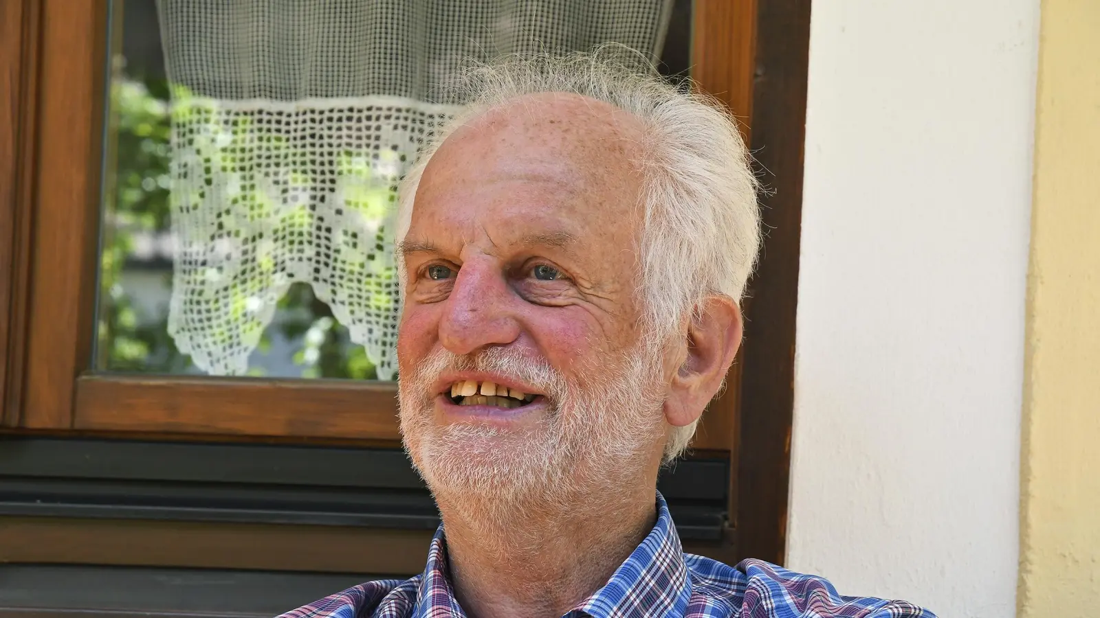 So werden ihn die Amberger in Erinnerung behalten: Wolfgang Dandorfer. Diese Aufnahme entstand 2019 anlässlich seines 70. Geburtstages im Garten seines Hauses in der Oberen Hockermühle.  (Bild: Petra Hartl)
