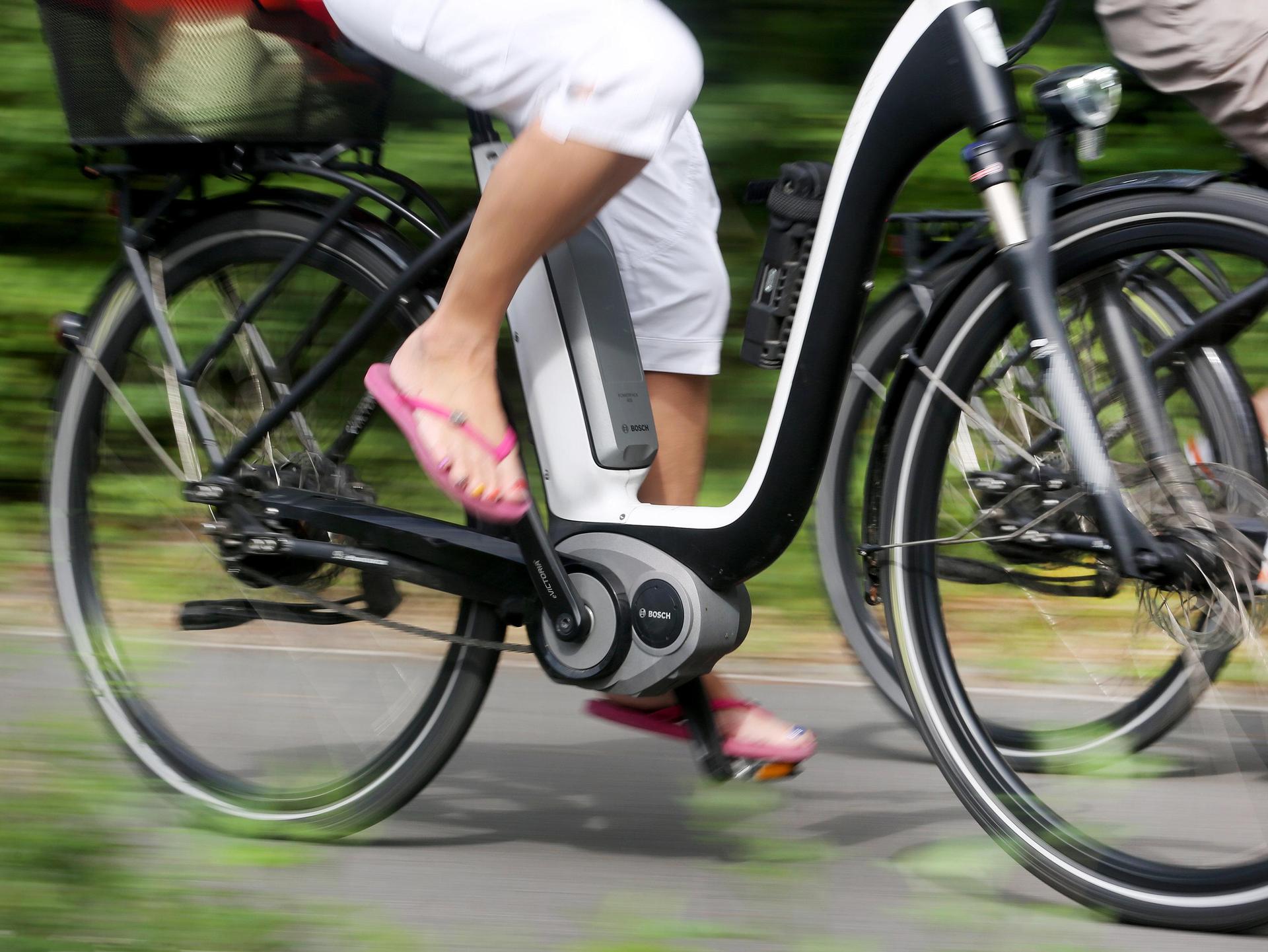 Ein Unbekannter hat im Landkreis Neumarkt eine Radfahrerin belästigt. (Symbolbild: dpa)