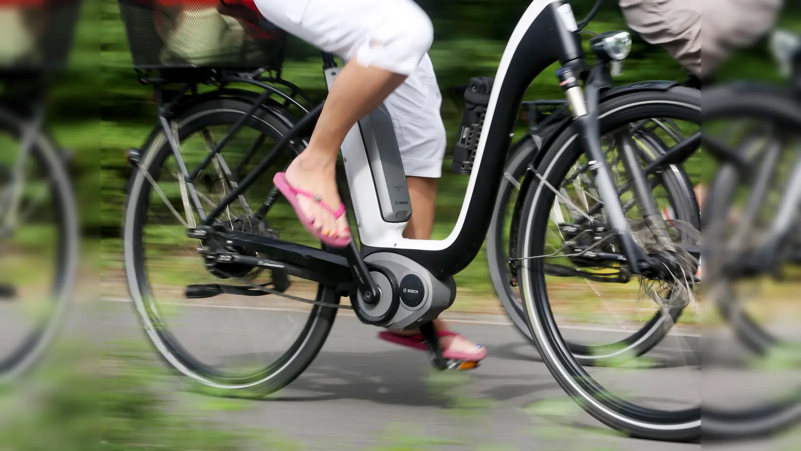 Ein Unbekannter hat im Landkreis Neumarkt eine Radfahrerin belästigt. (Symbolbild: dpa)