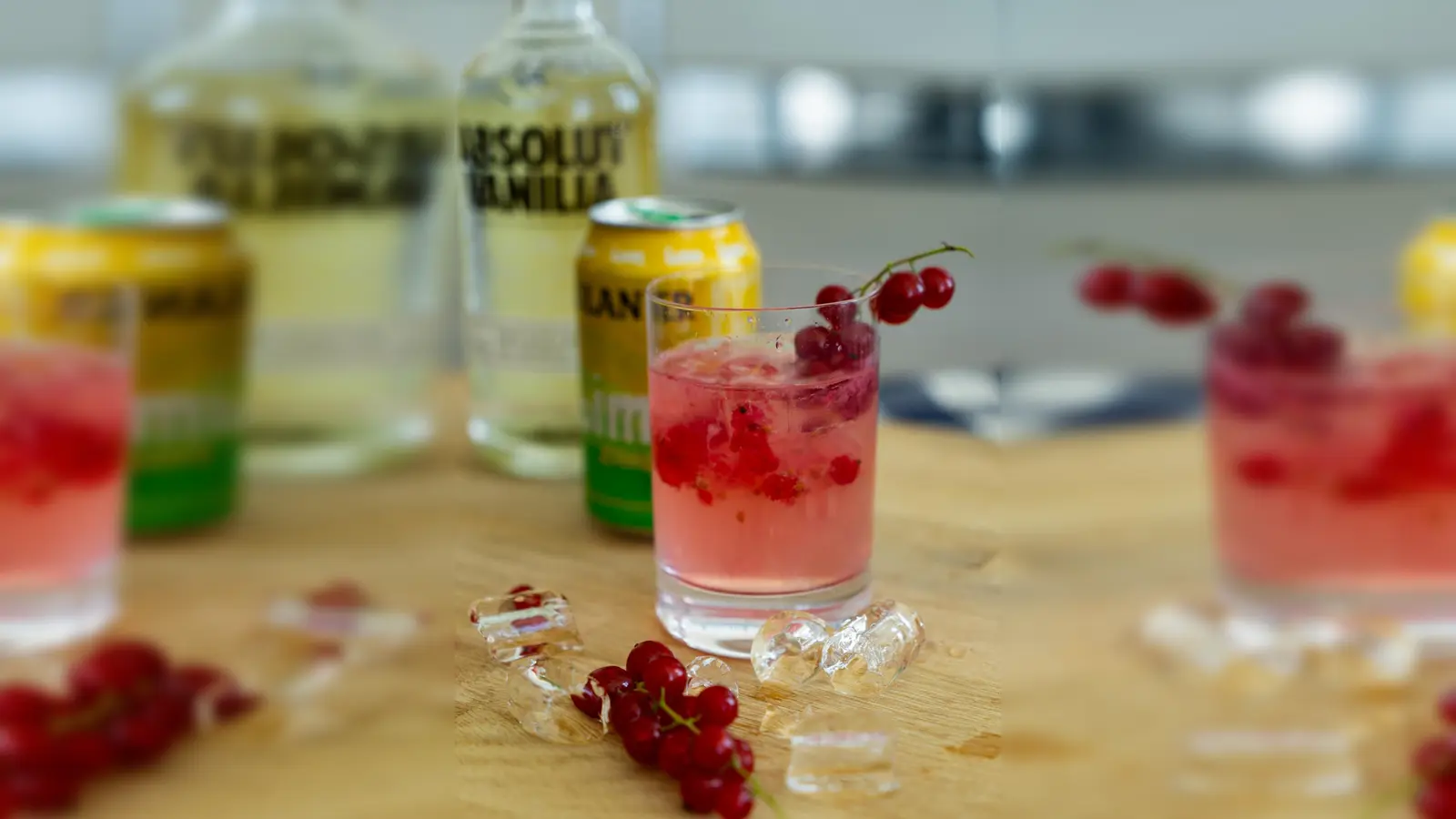 Viel braucht man nicht für den Drink der Saison, den Johannisbeer-Smash. (Bild: knz)