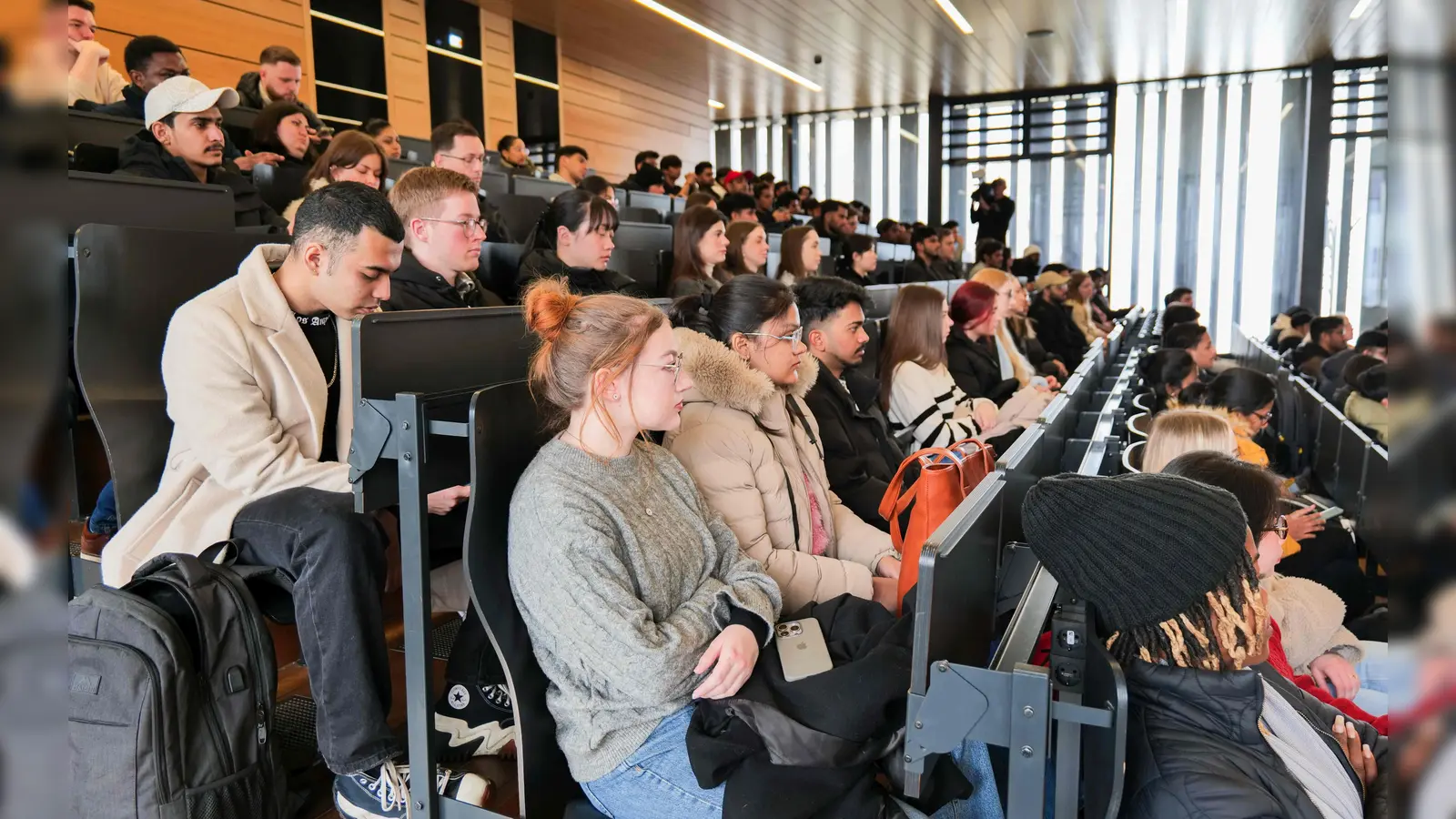 Der große Vorlesungssaal am Campus der OTH in Weiden ist voll, als die Erstsemester an der Hochschule willkommen geheißen werden. (Bild: Katrin Hirmer/ OTH Amberg-Weiden)