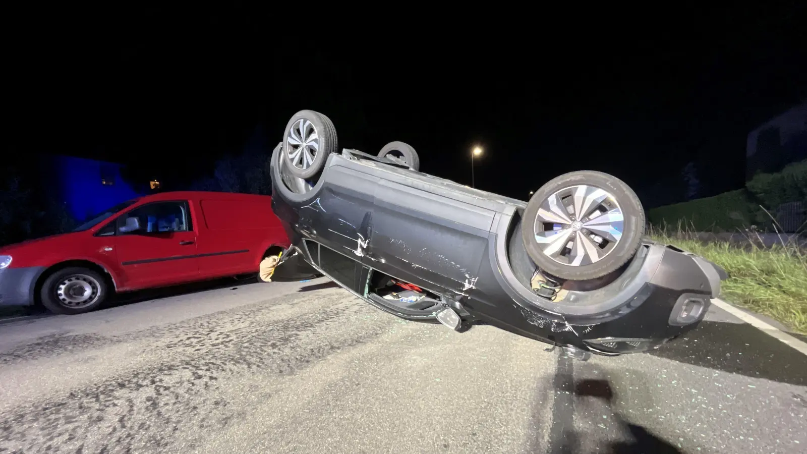 Nach der Karambolage mit einem geparkten Fahrzeug lag der VW auf dem Dach da.  (Bild: Polizei Sulzbach-Rosenberg)