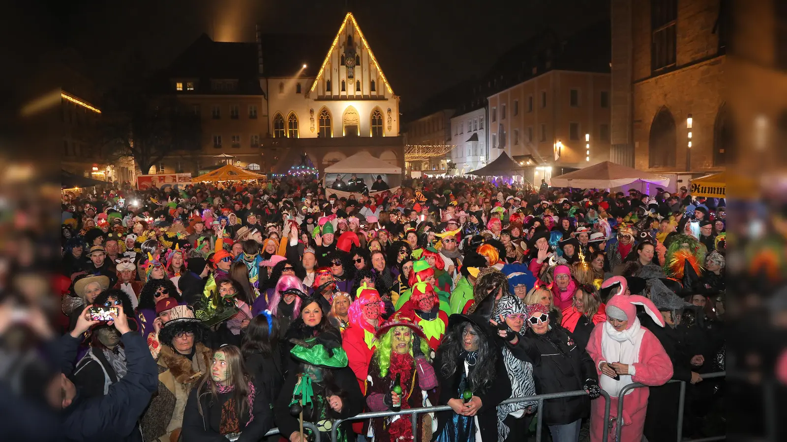 So feiert die Oberpfalz Weiberfasching: Die Amberger Hexennacht verwandelt den Marktplatz in einen Hexenkessel.  (Bild: Wolfgang Steinbacher)