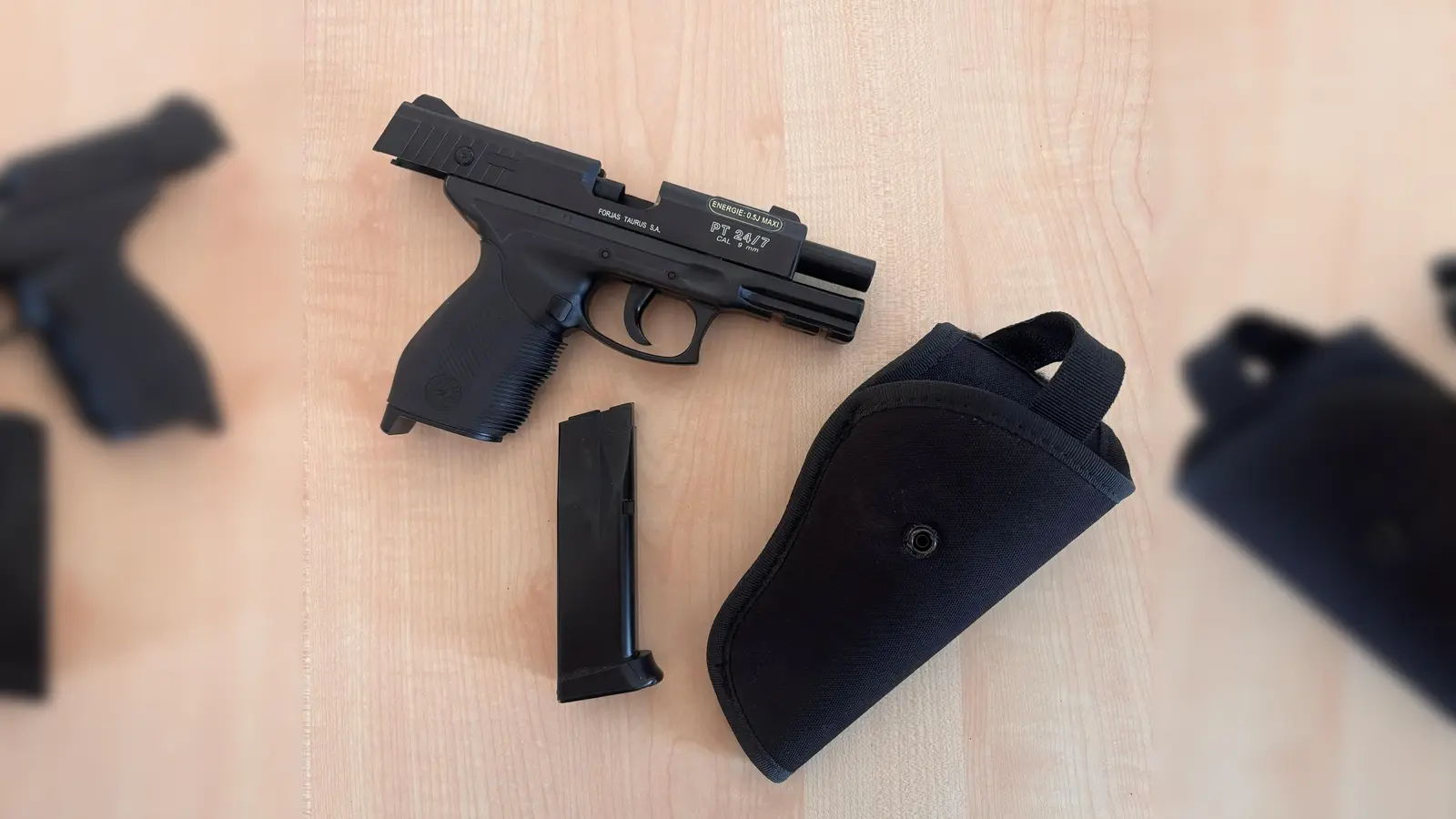 Ein Mann mit einer Waffe sorgt für Aufruhr in einem Regionalexpress nach Amberg. Einem Zugbegleiter fällt der Gegenstand auf, die Polizei rückt an. (Bild: Polizeiinspektion Amberg)