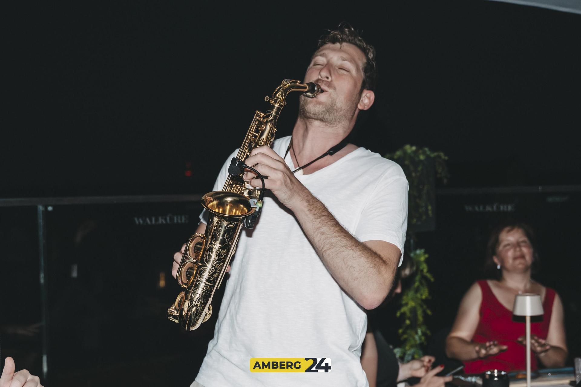 Sommer, Sonne, Saxophon – das gabs am Vorfeiertag in der Walküre Skybar. Ihr hattet Spaß, wir haben die Fotos von Fotografin Lolo. (Bild: Lolografie)