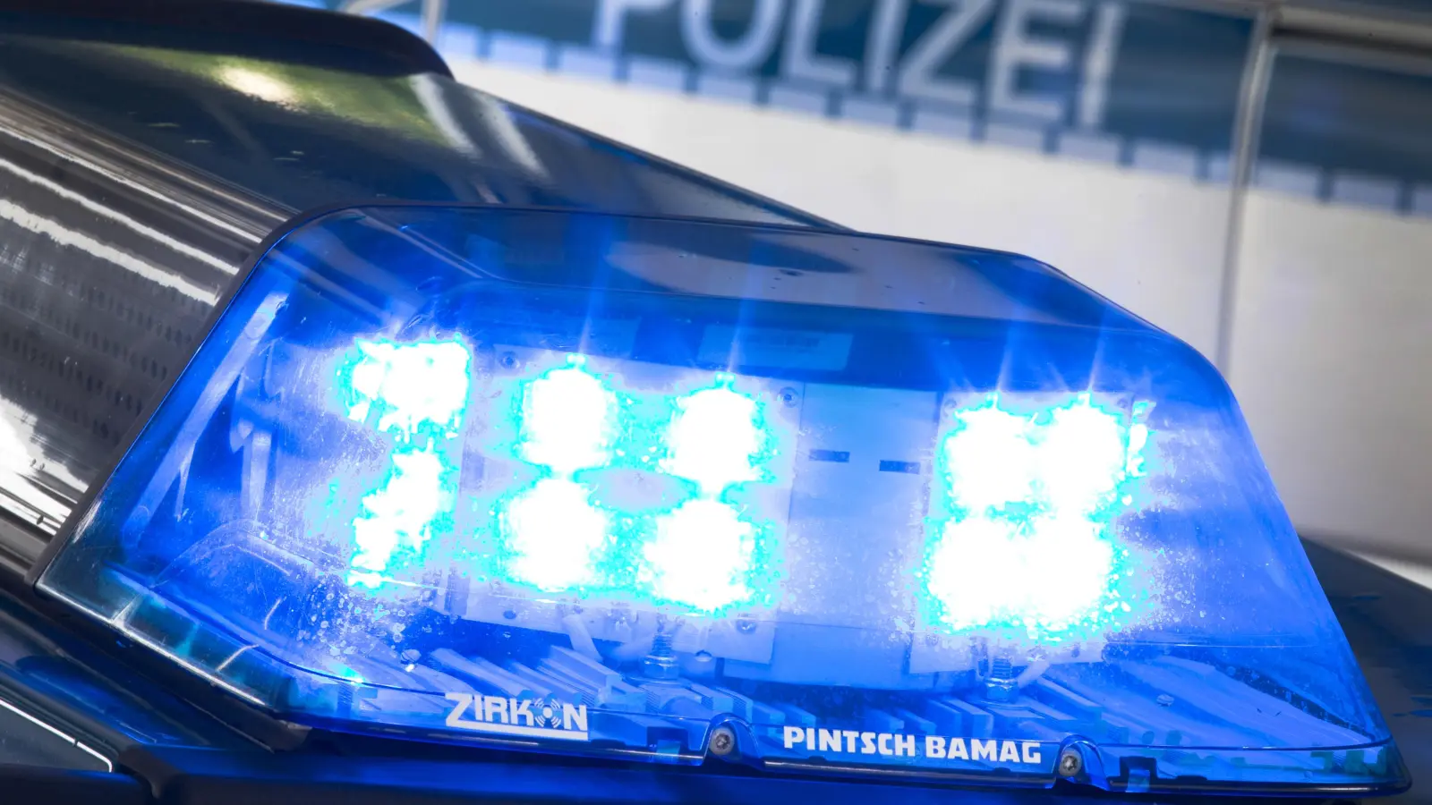 Ein 71-jähriger Kümmersbrucker touchiert beim Ausparken ein anderes Auto und flüchtet. (Symbolbild: Friso Gentsch/dpa)