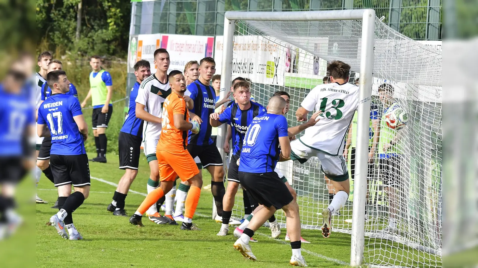 Das war das zwischenzeitliche 2:1 für die DJK Ammerthal: Die Ammerthaler und Weidener Spieler schauen dem Ball von Lucas Markert hinterher-. (Bild: Hubert Ziegler)