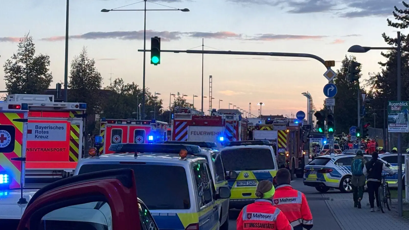 Zur Unfallursache machte die Polizei zunächst keine Angaben. (Bild: vifogra/dpa)