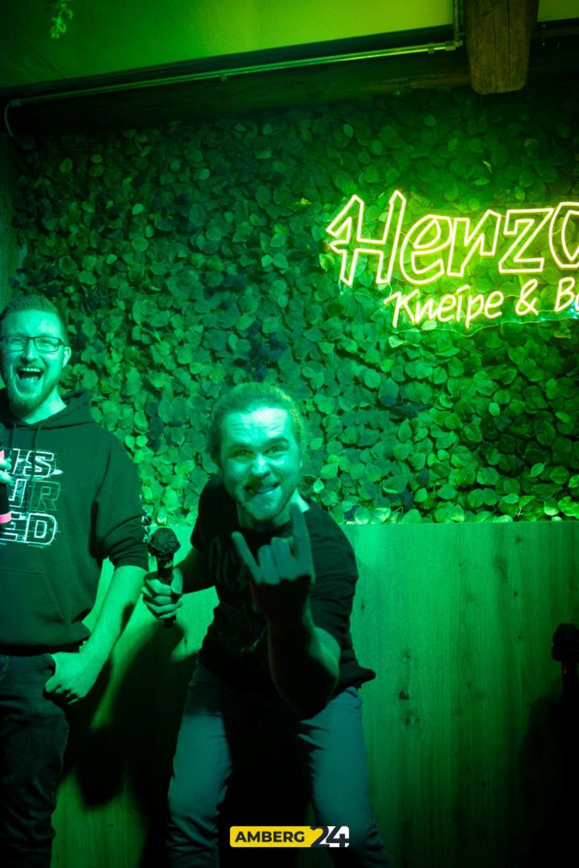 Die Bilder vom Karaoke im Herzog. (Bild: Julia Bär)