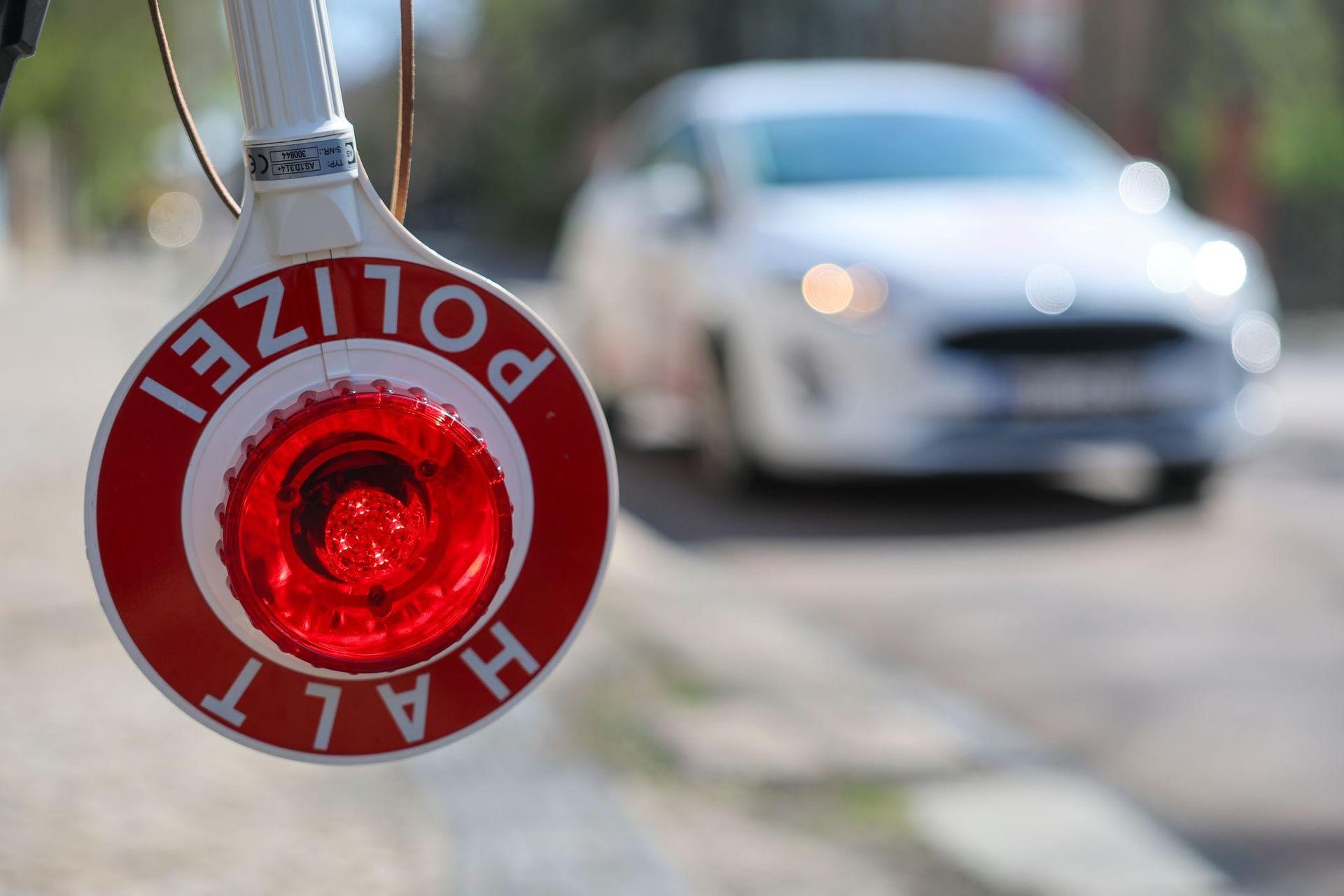 Bei einer Schwerpunktkontrolle in Auerbach und Vilseck wurden zwei alkoholisierte Autofahrer gestoppt. (Symbolbild: Jan Woitas/dpa)
