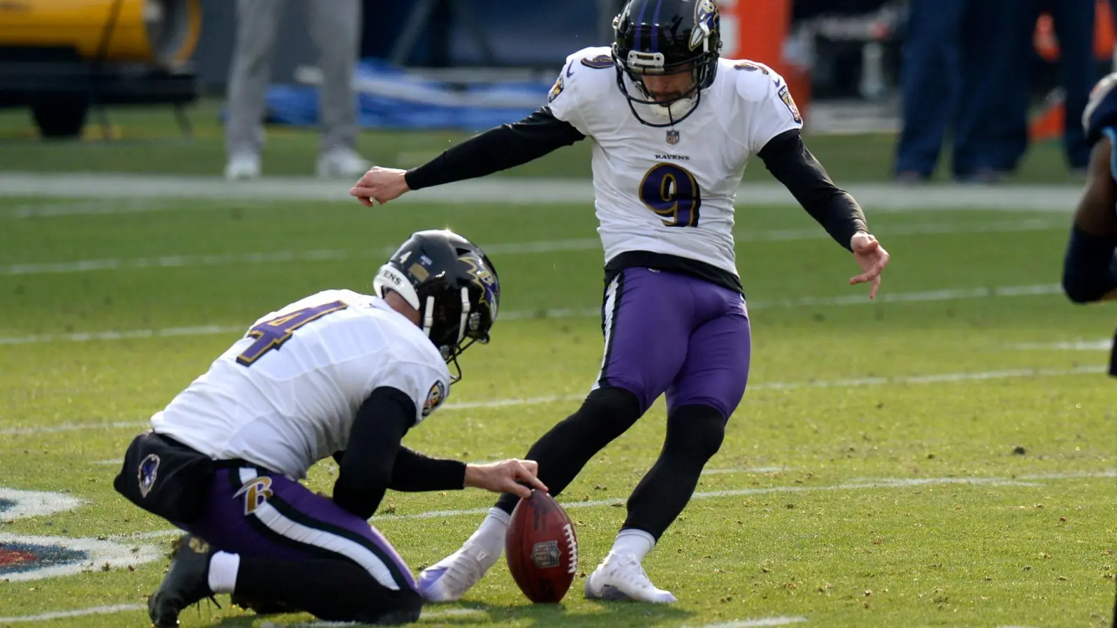 Justin Tucker (r) sieht sich schweren Anschuldigungen ausgesetzt. (Bild: Mark Zaleski/ AP/dpa)