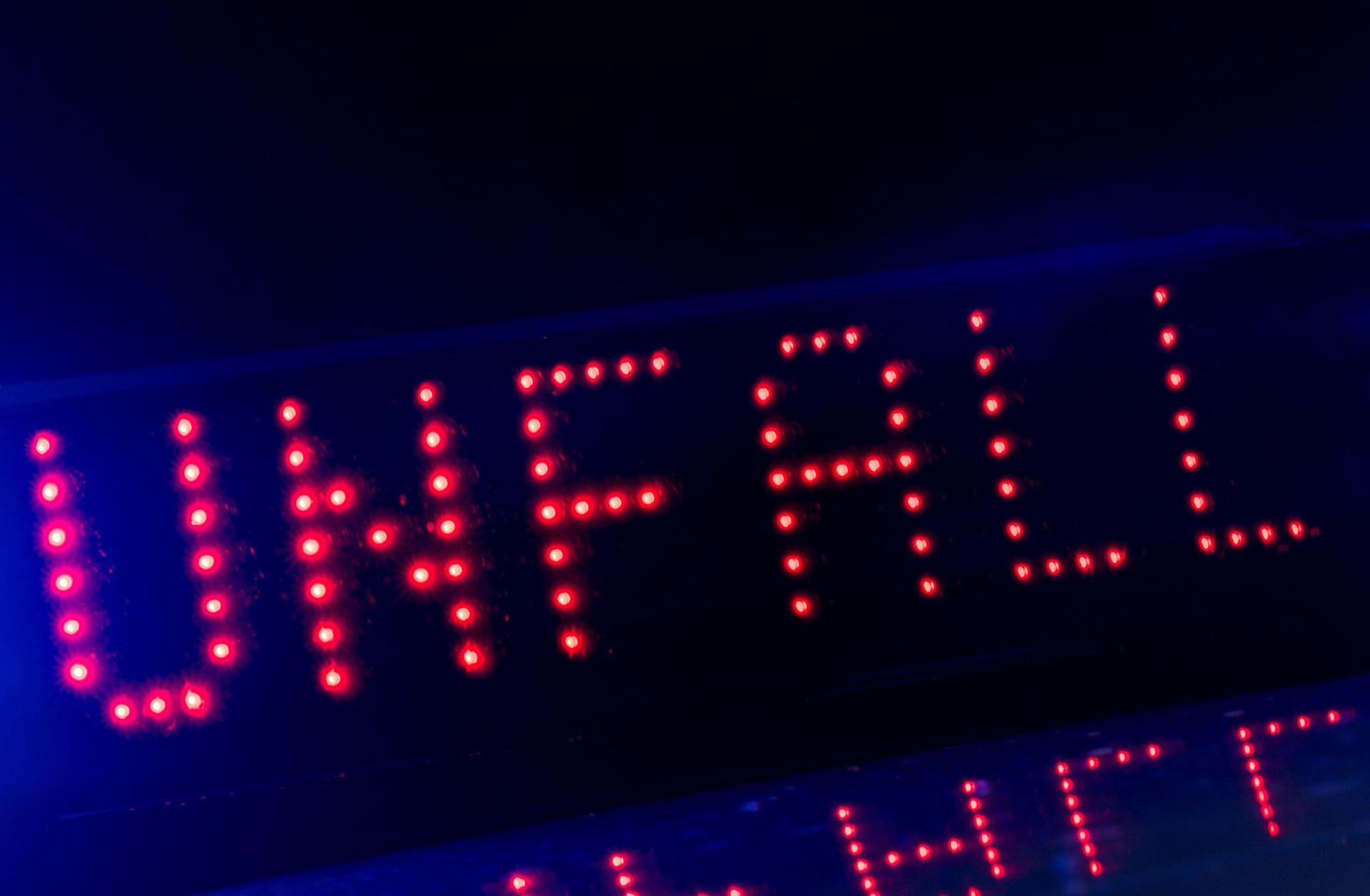 Ein 17-Jähriger wird nach einem Sturz mit dem Motorrad bei Ensdorf ins Krankenhaus gebracht. (Symbolbild: Monika Skolimowska/dpa)