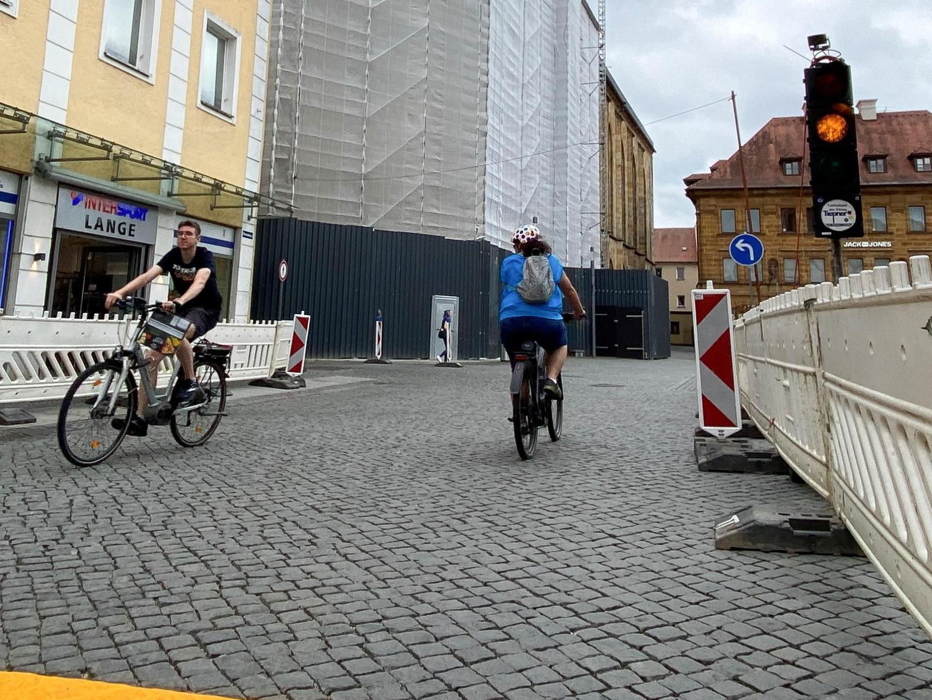 Der Verkehr muss wieder über den Marktplatz in Amberg fließen. (Symbolbild: Petra Hartl)
