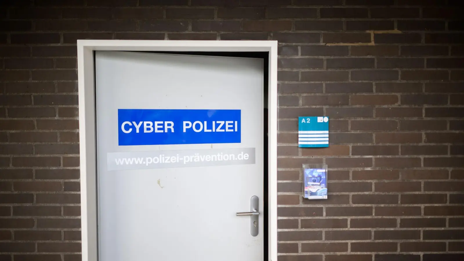 Mit Durchsuchungen in sechs Bundesländern ist die Polizei gegen Cybermobbing und Cyberstalking vorgegangen. (Symbolbild) (Bild: Julian Stratenschulte/dpa)