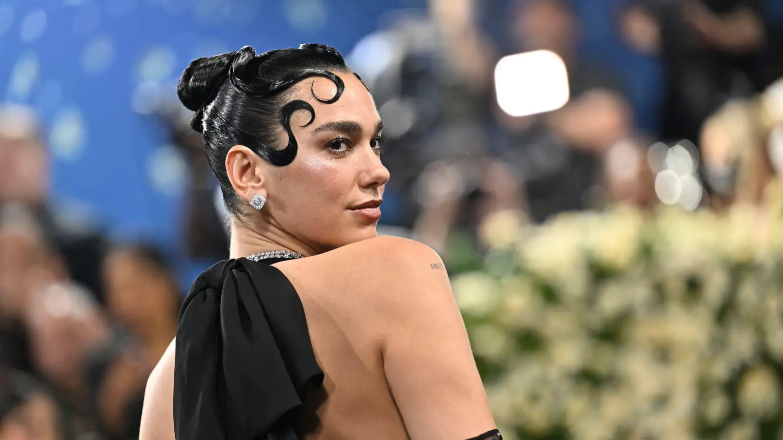 Dua Lipa gehört zu den großen Popsängerinnen der Gegenwart - hier bei der Met Gala 2025. (Archivbild) (Bild: Evan Agostini/Invision/dpa)