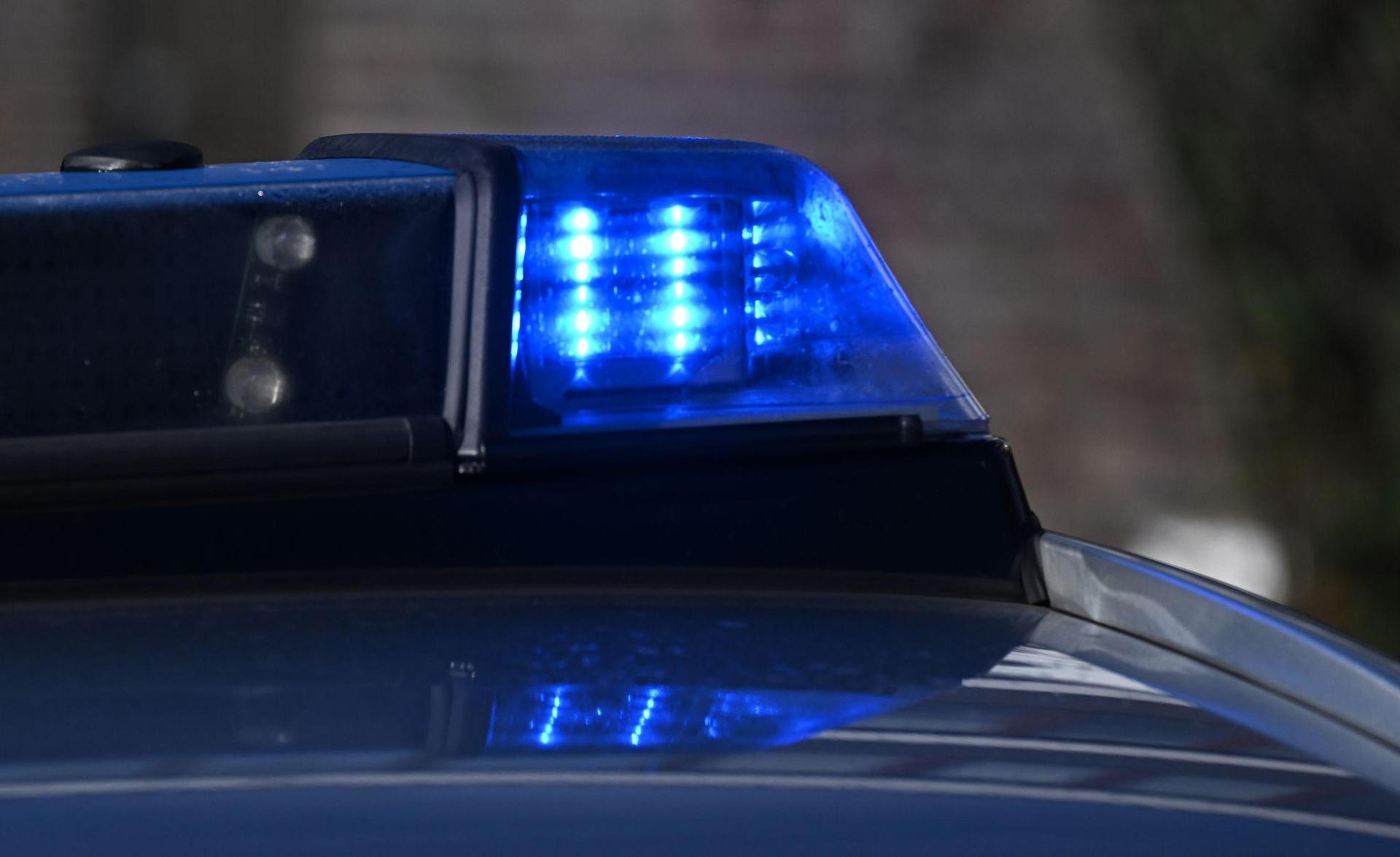 Ein riskantes Überholmanöver bei Edelsfeld führt zu einem Unfall. Der Verursacher flüchtet. Die Polizei sucht Zeugen. (Symbolbild: Bernd Weißbrod/dpa)