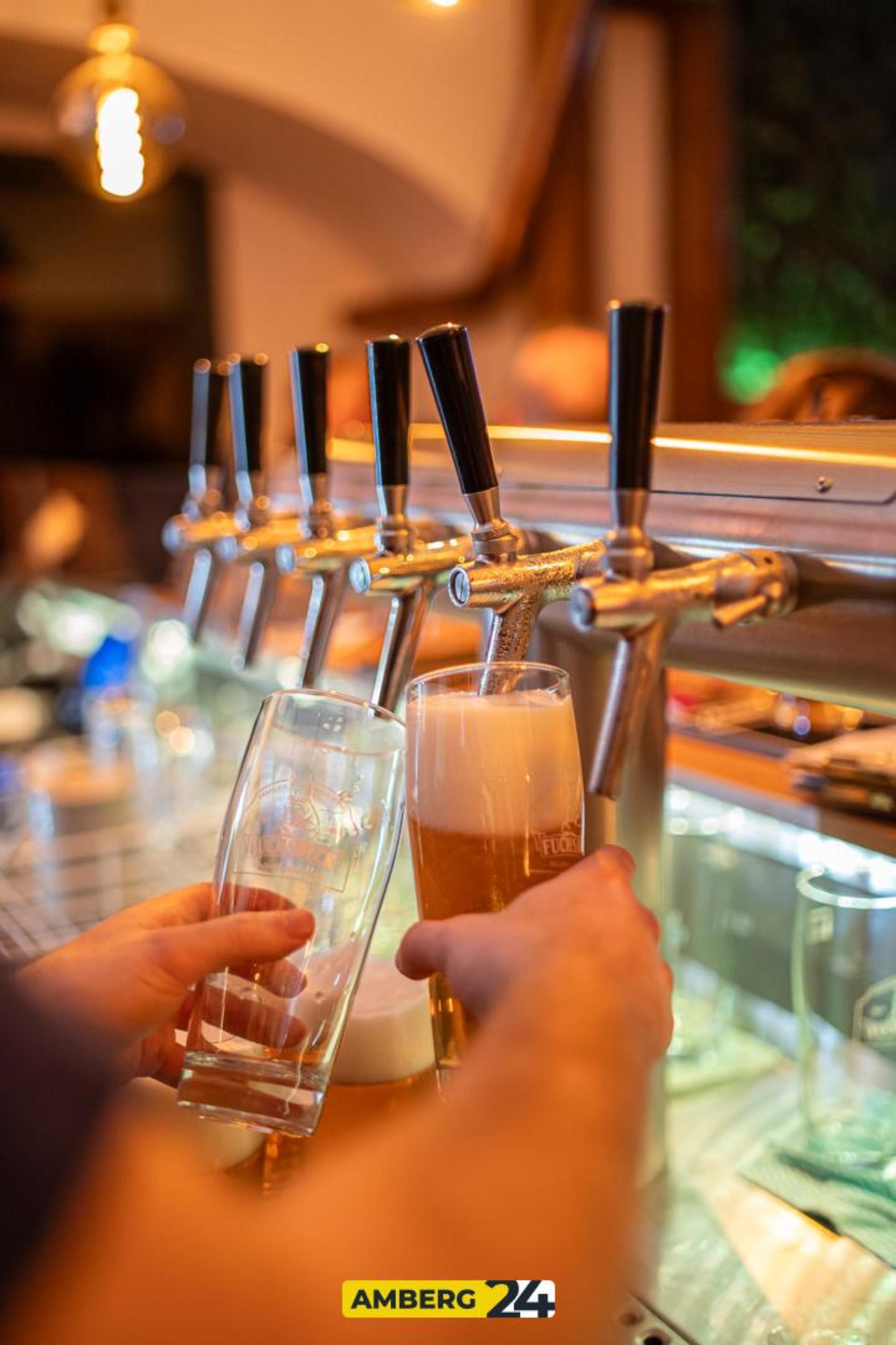 Bilder zum Weihnachts-Festbier Anstich im Herzog. (Bild: Julia Bär)