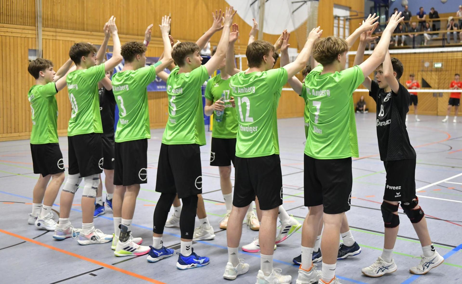 Die Spieler des VC Amberg schwören sich vor dem Spiel ein. (Bild: Hubert Ziegler)