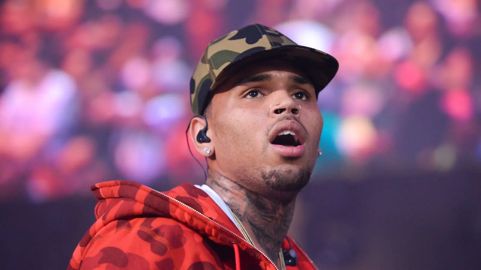 Chris Brown wurde wegen des Verdachts auf schwere Körperverletzung festgenommen, nun ist er auf Kaution freigekommen. (Archivbild) (Bild: Scott Roth/Invision/AP/dpa)